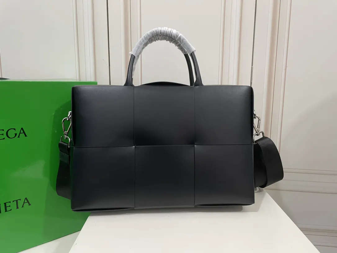 Bottega Veneta 銀色 牛皮 公文包 商務通勤款