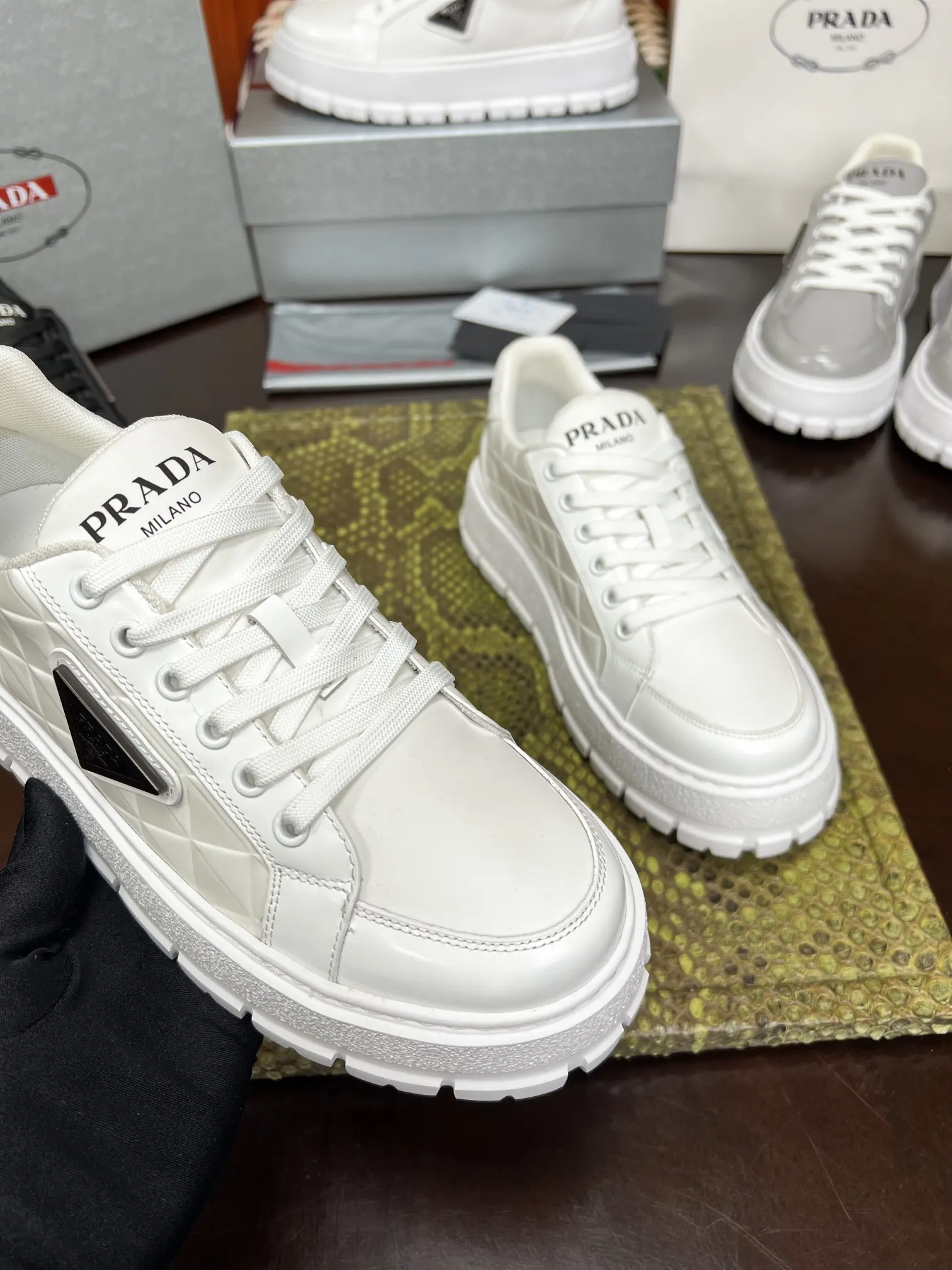 PRADA 牛皮 休闲鞋 舒适百搭款