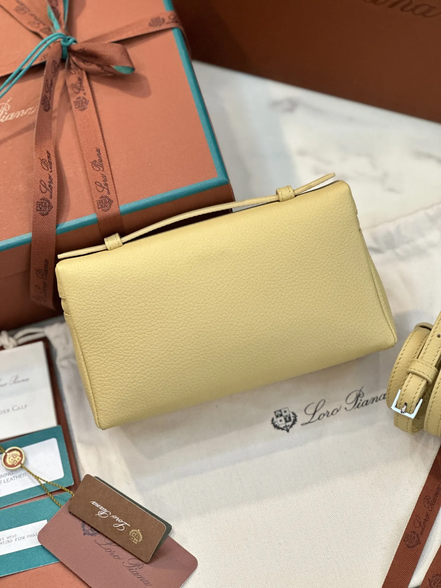黃色 小牛皮 Loro Piana Extra Poket 手拿包 精致手拿款(數字9) 黃色 小牛皮 Loro Piana Extra Poket 手拿包 精致手拿款(數字9)