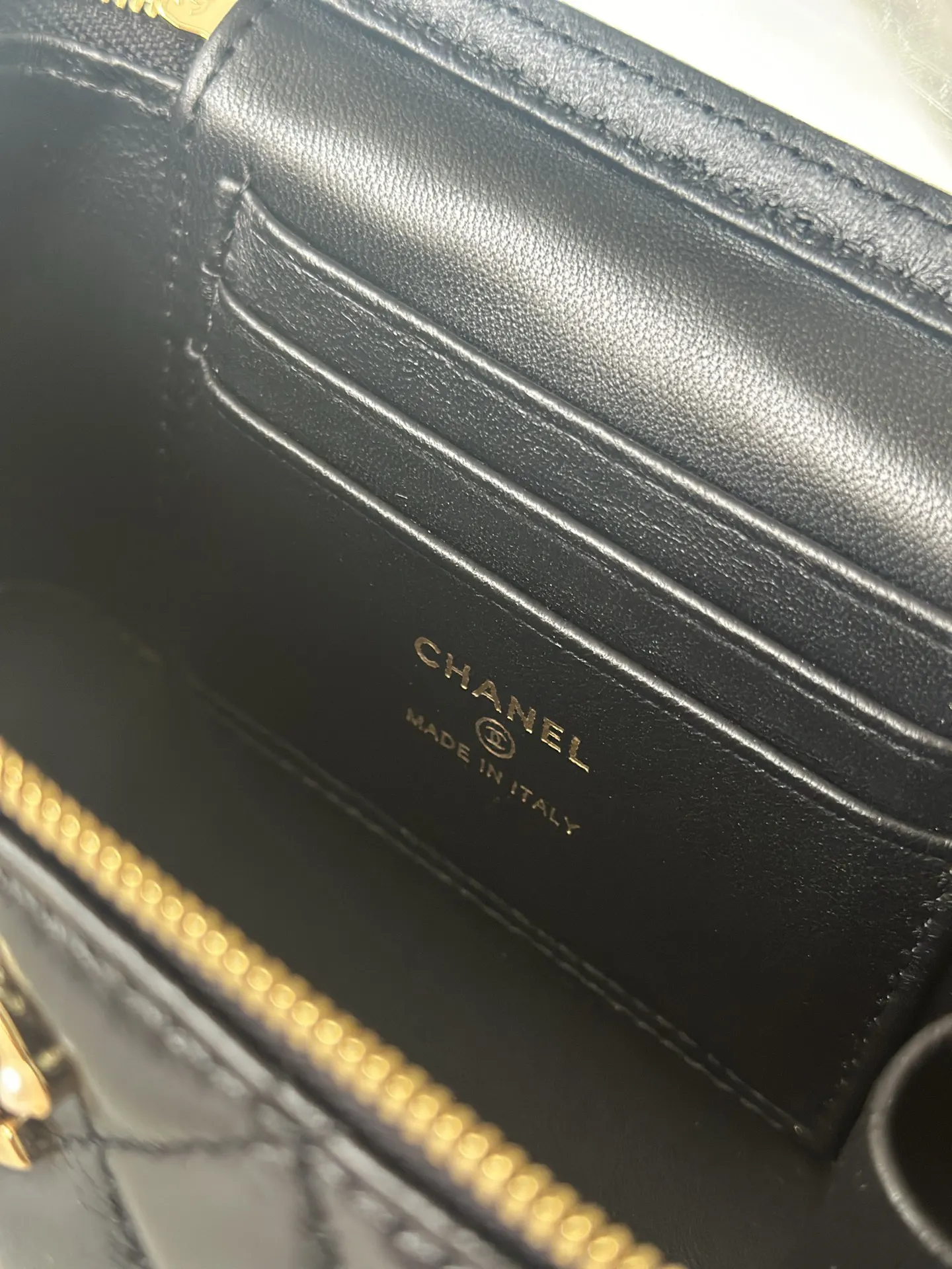 Chanel 黑色菱格羊皮化妆包 金链