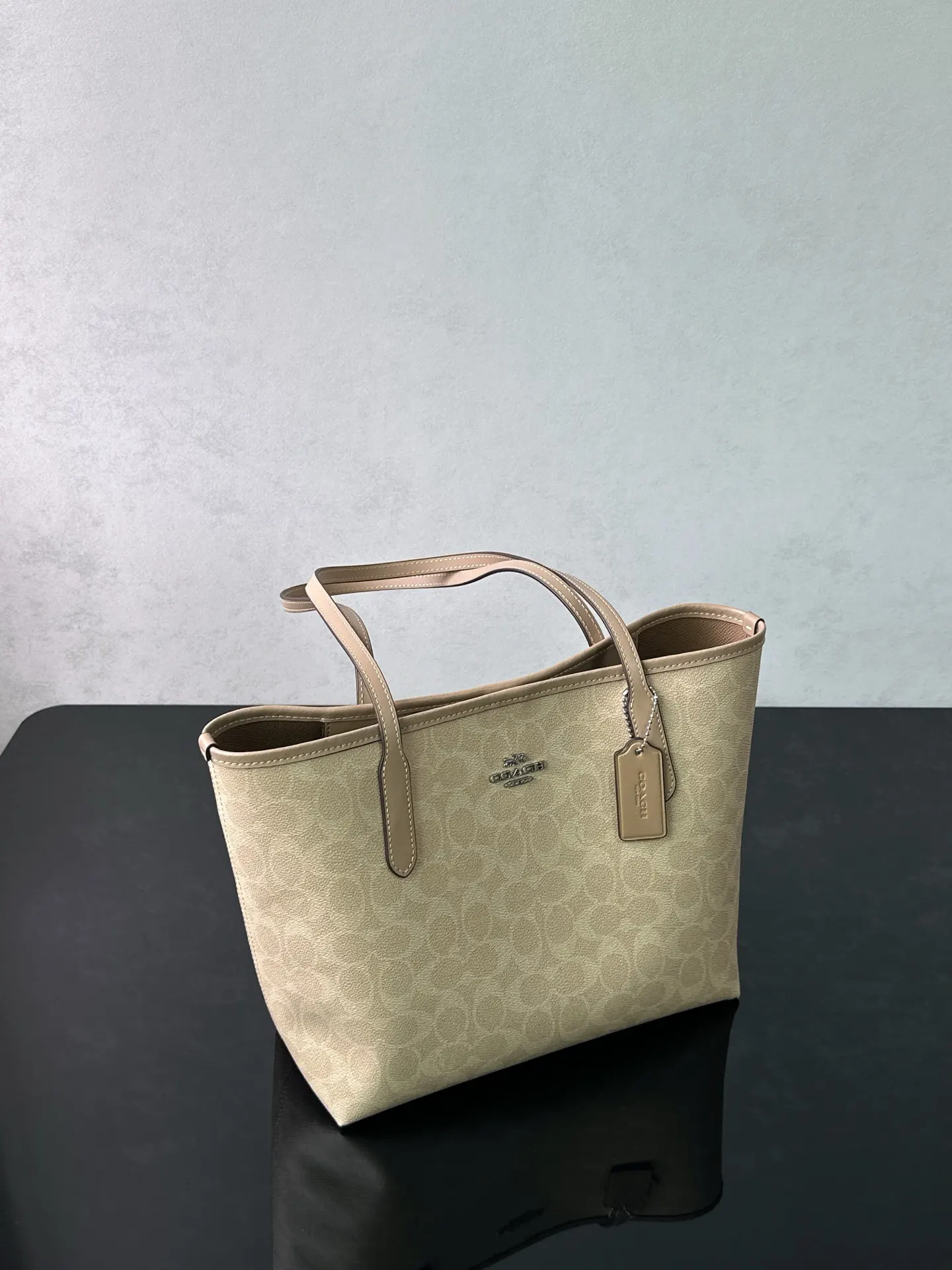 Coach 老花 卡其 經典老花涂层PVC材质 耐磨抗造 日常摩擦 轻微淋溅 托特包 大容量托特款