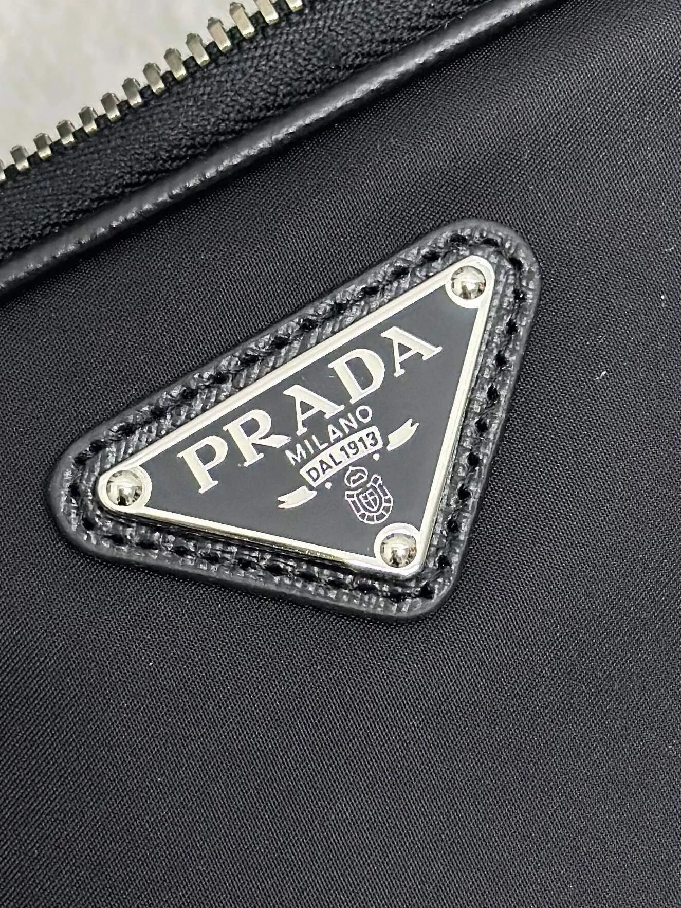Prada Re-Nylon 2VH070 皮革 Saffiano 十字纹 斜挎包