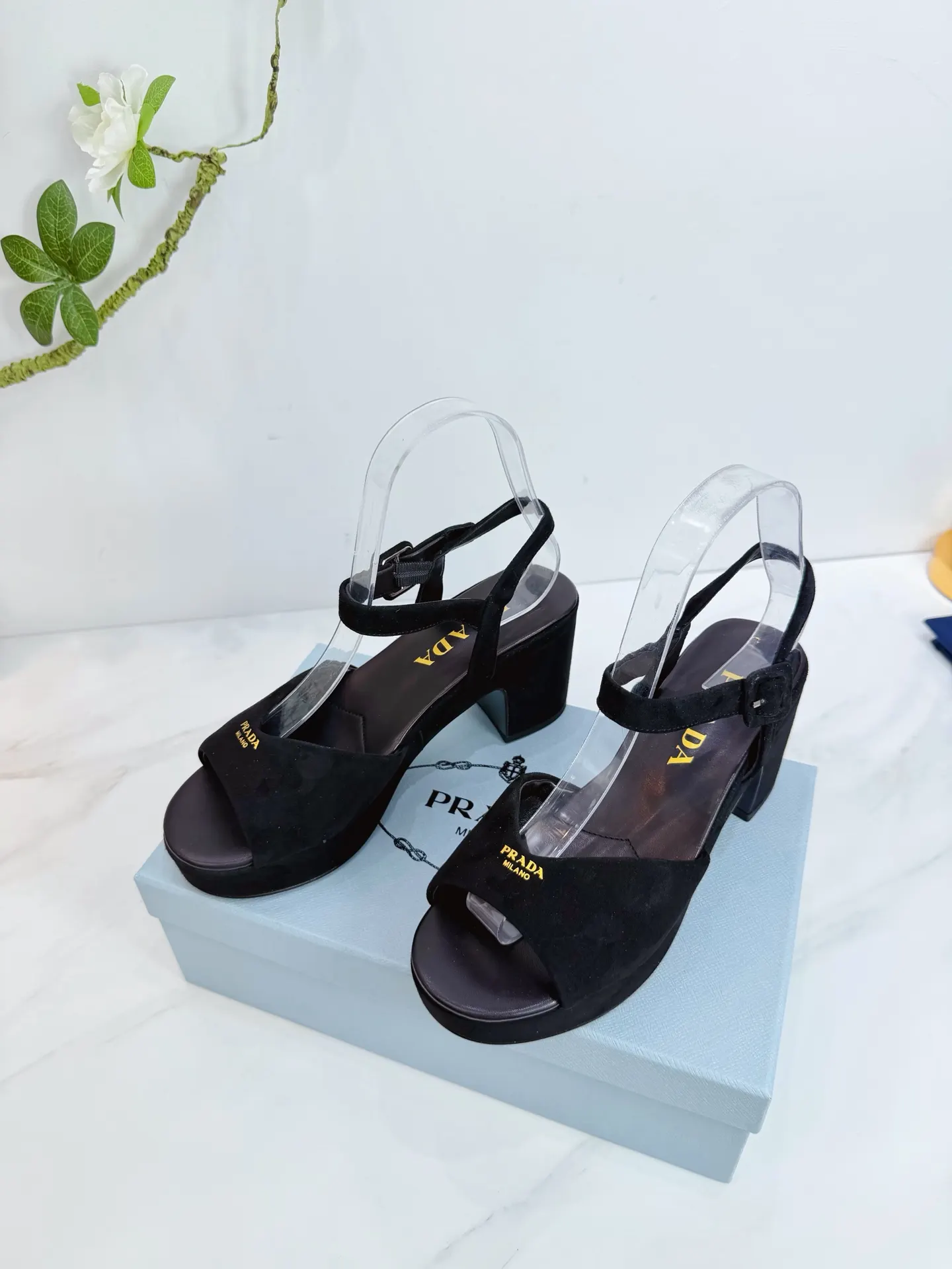PRADA 羊皮 休闲鞋 舒适百搭款