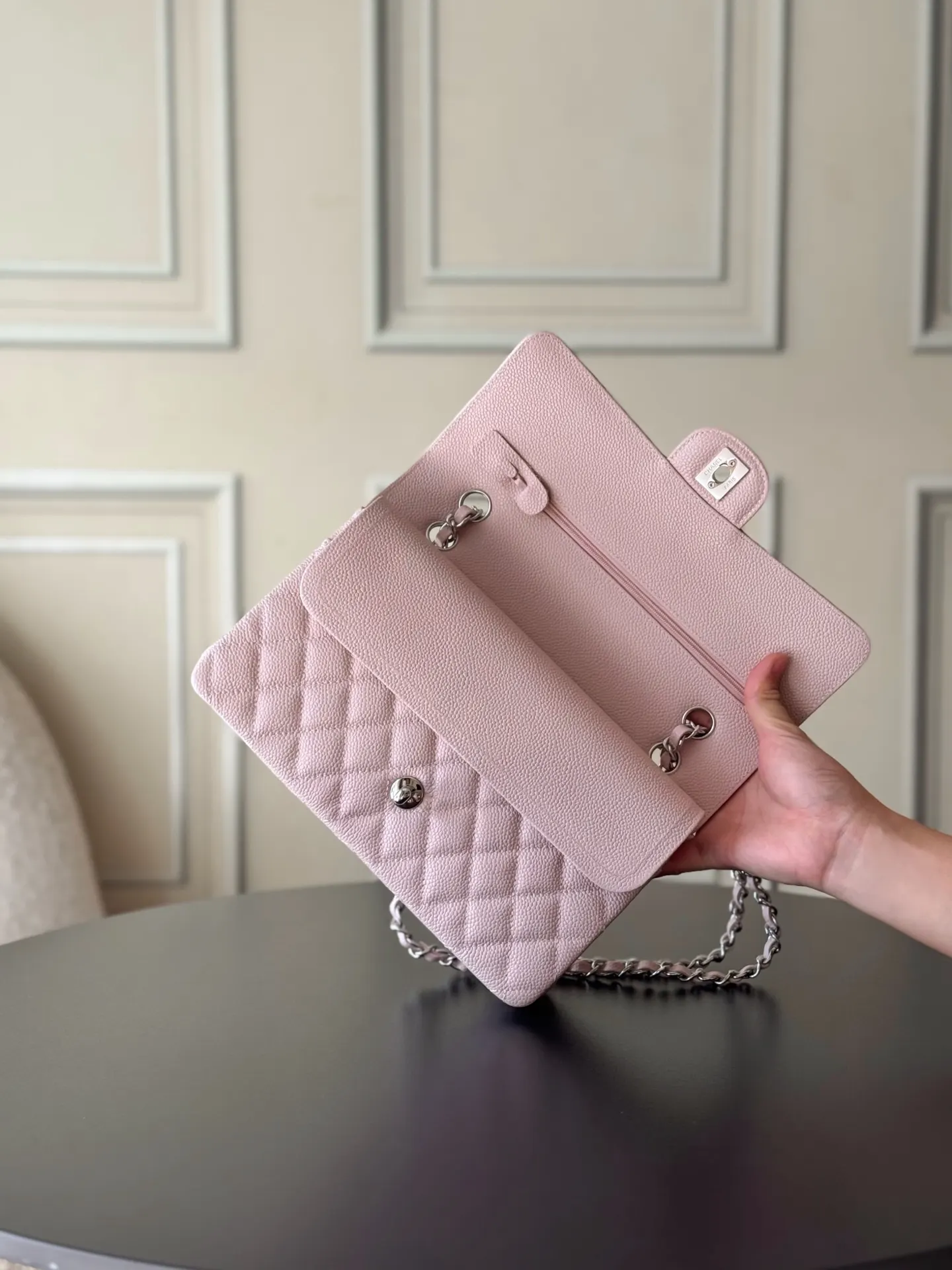 Chanel 粉色鱼子酱牛皮翻盖链条包 金扣