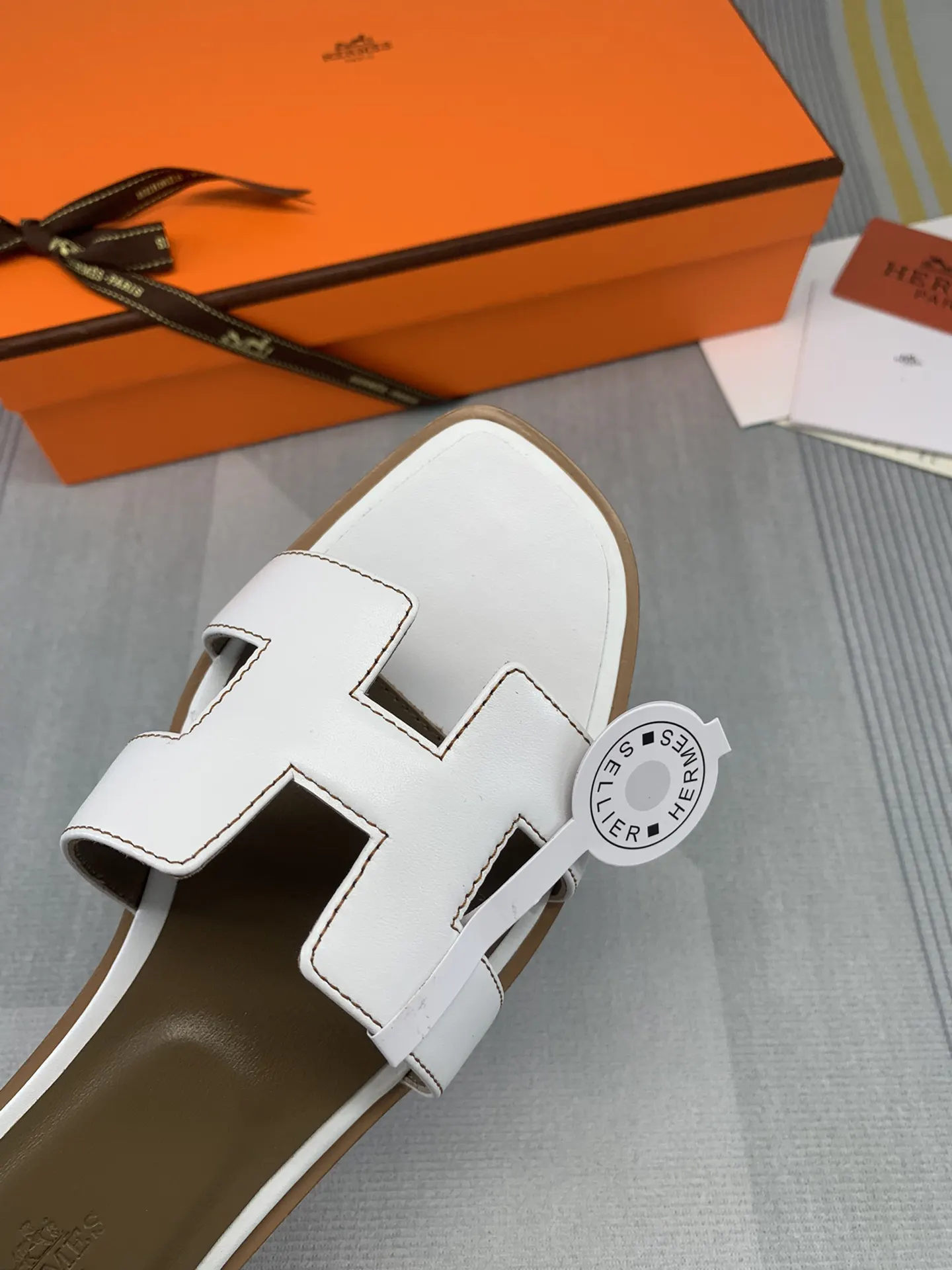 Hermès Oran 白色 牛皮 拖鞋 舒适