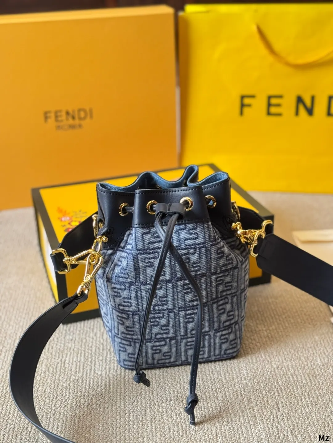 Fendi 一长一短两条可拆卸肩带 可單肩背或斜挎 水桶包 休閒水桶款
