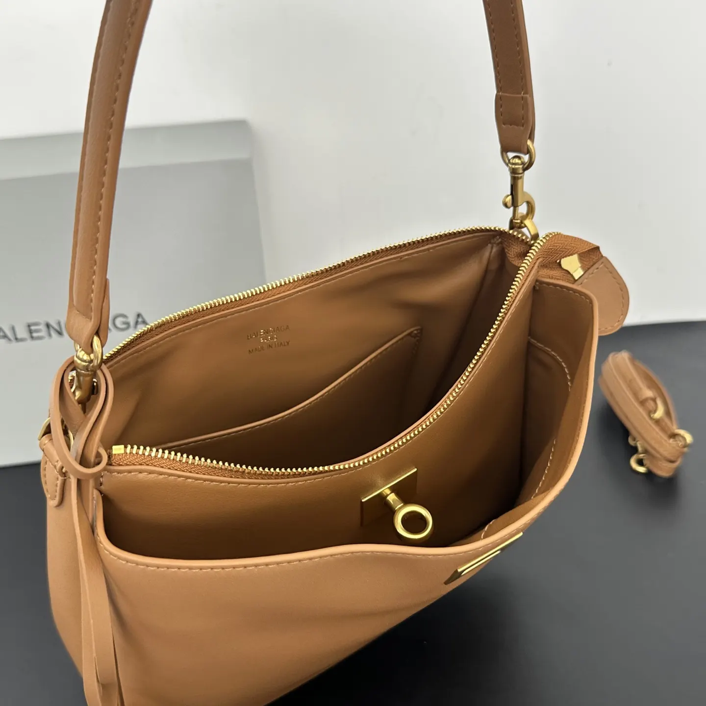 Balenciaga Rodeo 牛皮 腋下包 簡約腋下(數字7) Balenciaga Rodeo 牛皮 腋下包 簡約腋下(數字7)