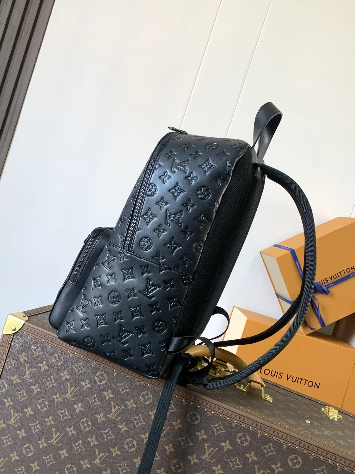 LV 黑色 小牛皮 黑压 本款赛车背包散发出运动时 双肩包 实用双肩款