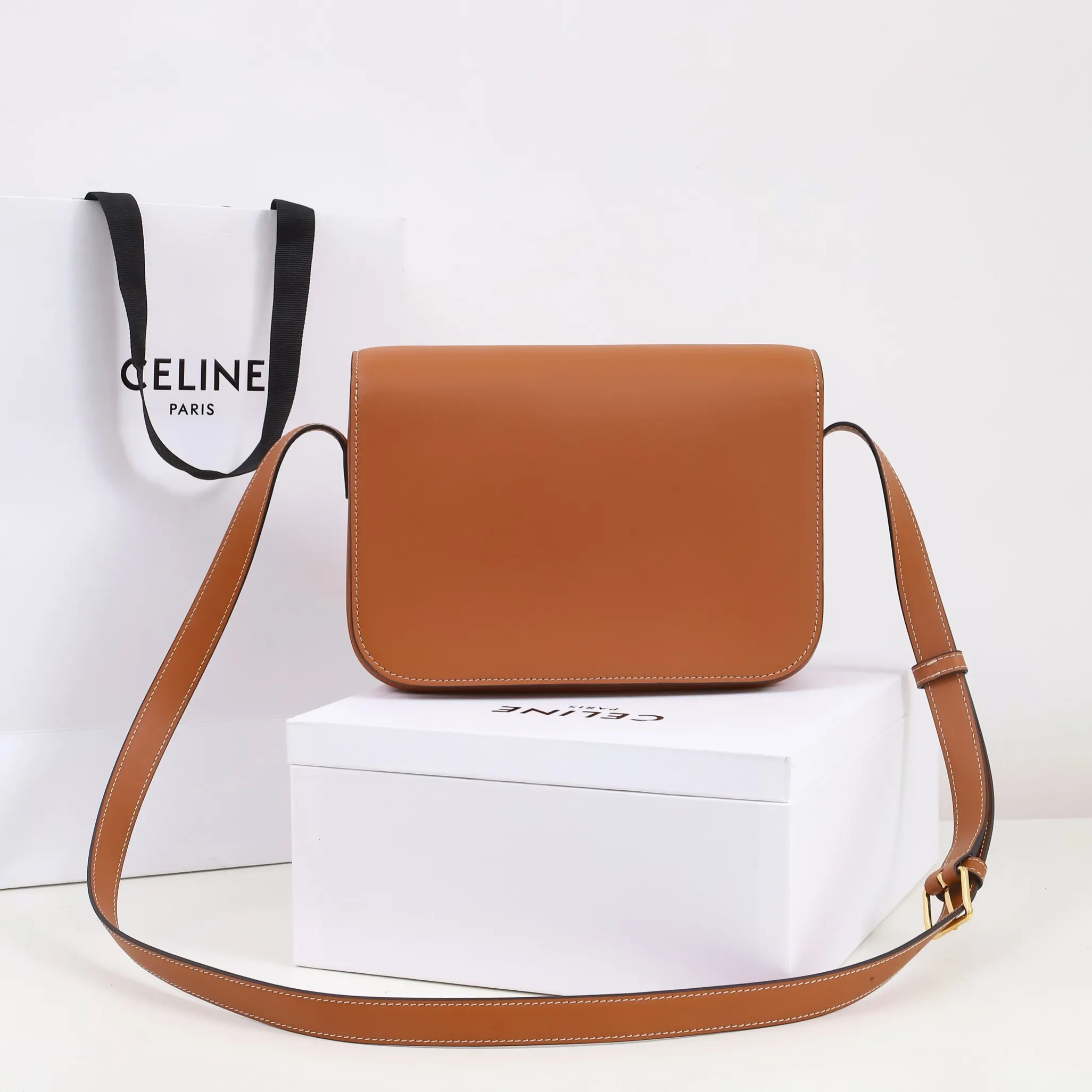 Celine 牛皮 将复古元素与品牌一向拿手的利落线条向结合 气质高贵 水桶包 休闲水桶款