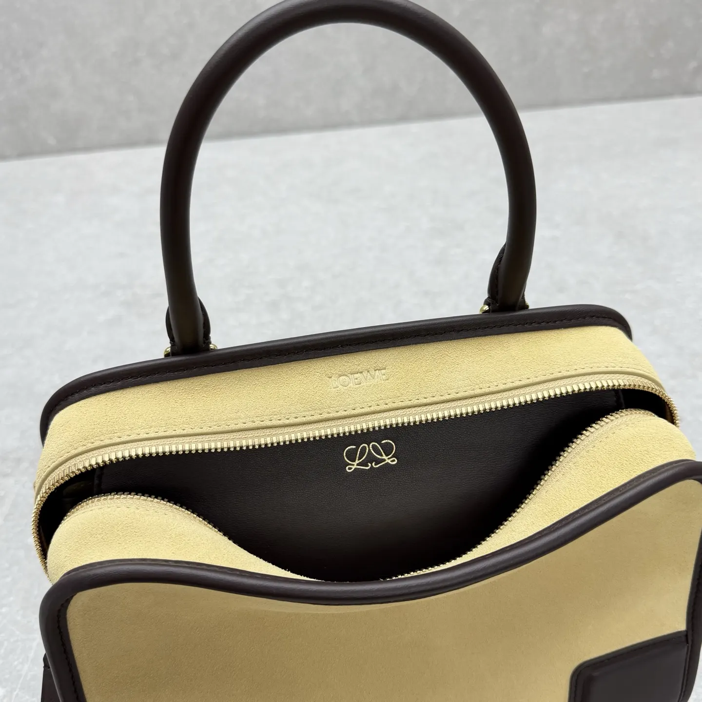 Loewe 皮革 ｛小磨砂杏｝出 Amazona 手袋 Am 斜挎包 轻便斜挎款