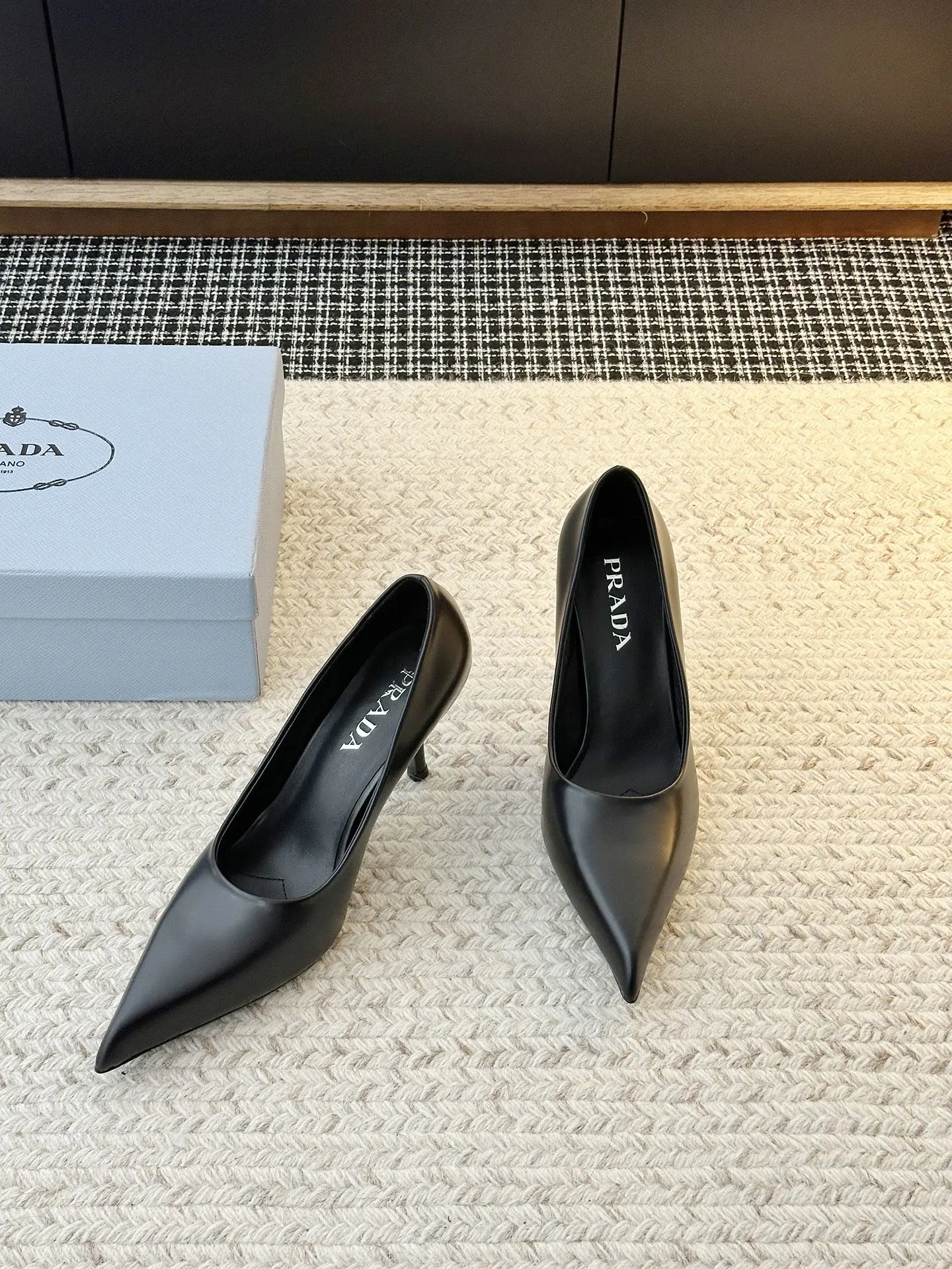 PRADA 牛皮 羊皮 拖鞋 休闲凉拖款