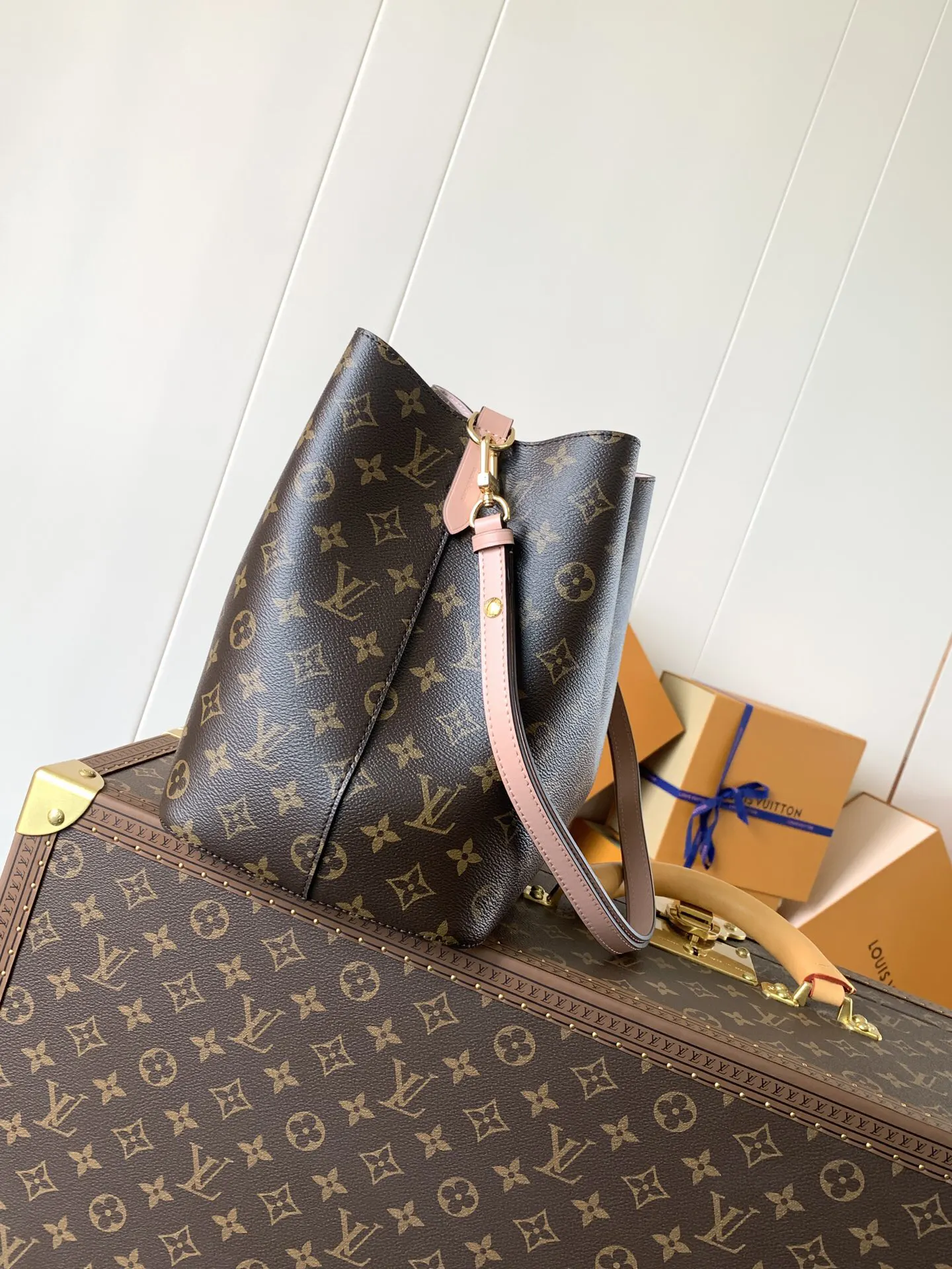 LV 牛皮 Monogram 涂层帆布一光滑牛皮饰边一超细纤维内 水桶包 休闲水桶款