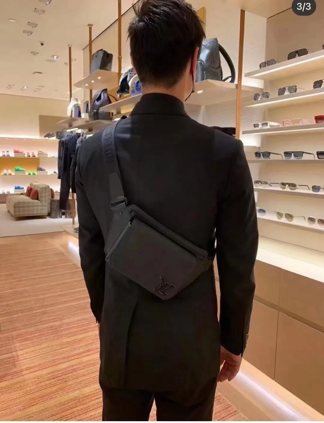 LV 小牛皮 钝角翻盖和磁扣开启充裕主隔层 拉链袋再添一重保护 腰包 休闲腰包款