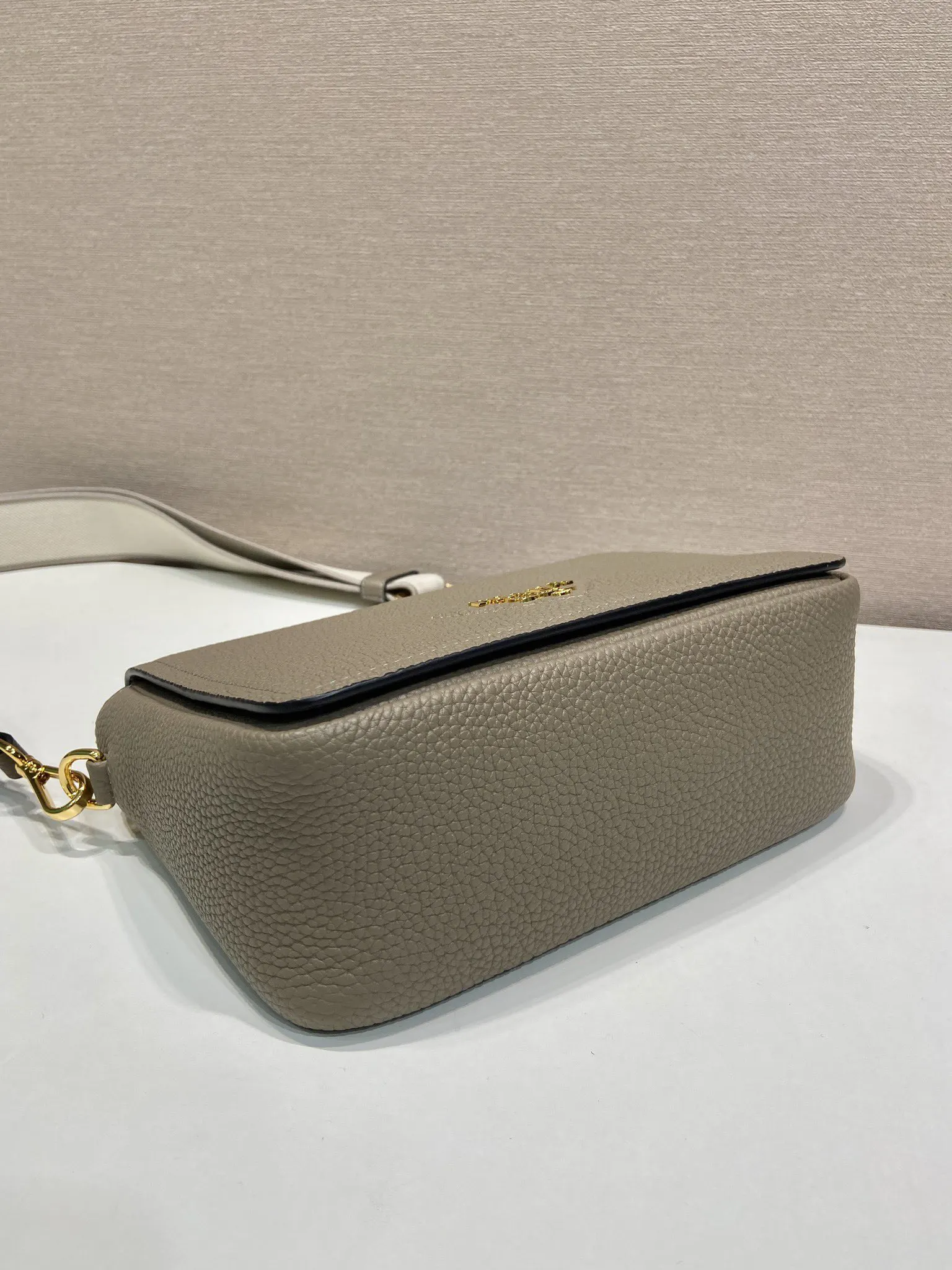 牛皮 翻盖开合 织物织带和牛皮搭 太完美 不同场合不同 雙肩包 实用雙肩款