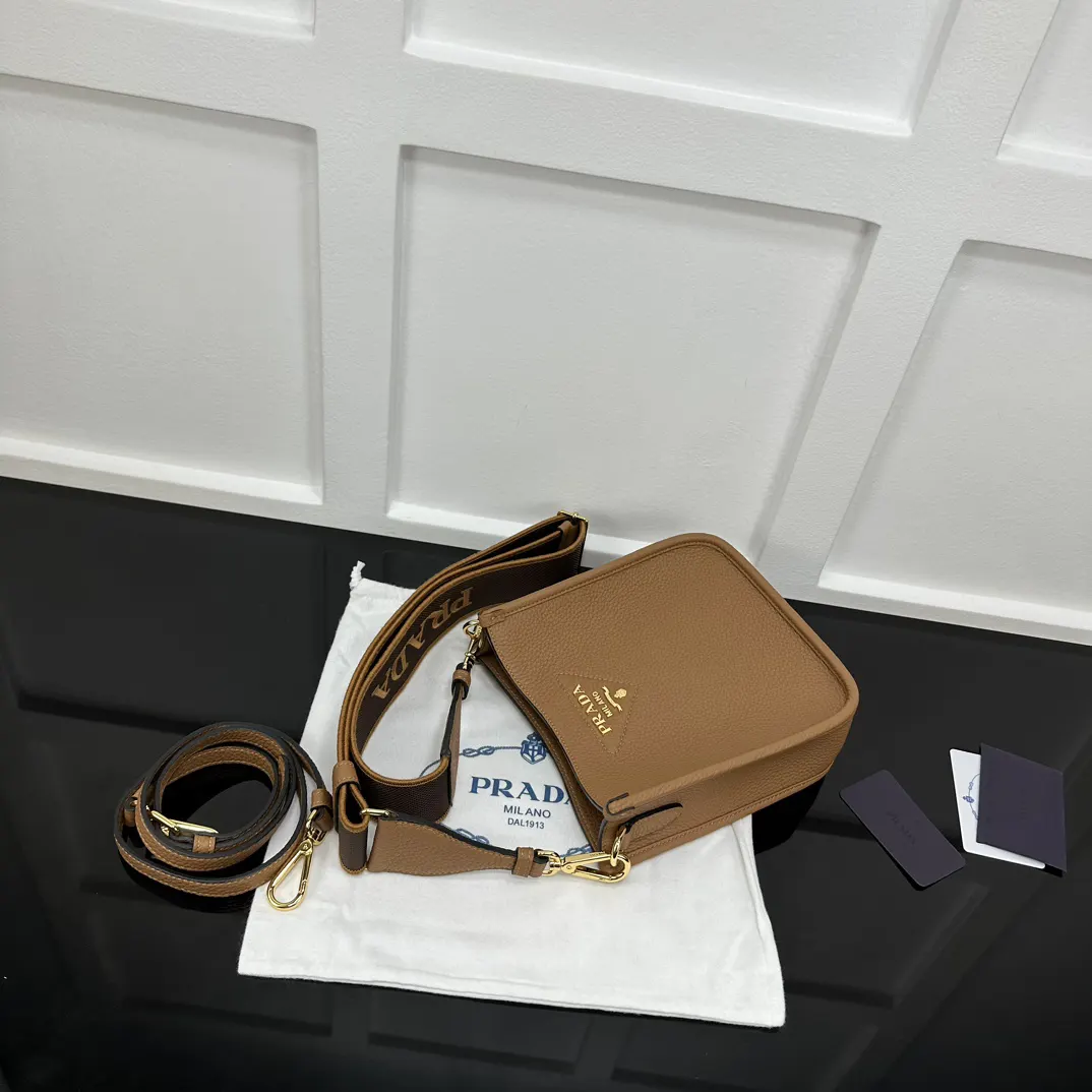 Prada 金色 双肩包