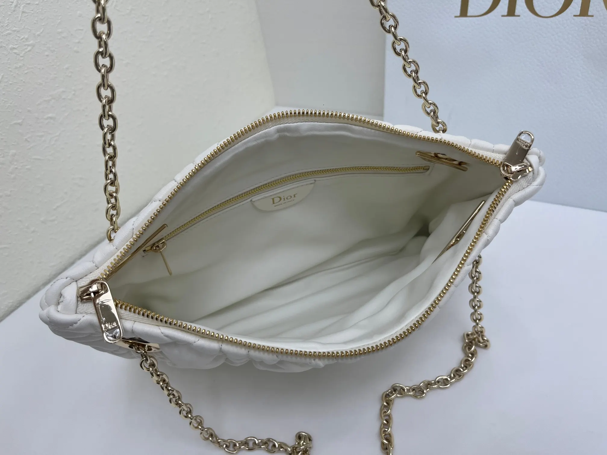 Dior 突显饰以蓬蓬超大藤格纹的新材质 为經典图案注入立体风 鏈條包 精致鏈條款(數字9) Dior 突显饰以蓬蓬超大藤格纹的新材质 为經典图案注入立体风 鏈條包 精致鏈條款(數字9)