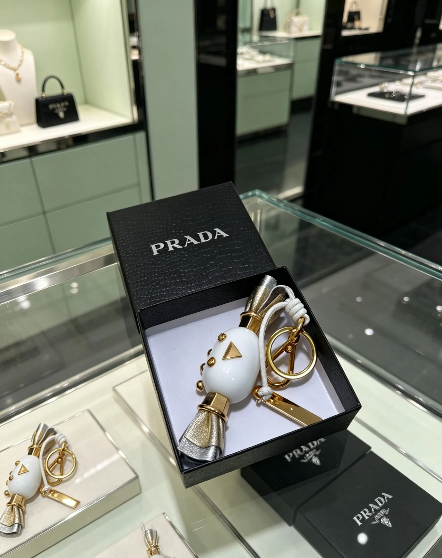 Prada 金色 皮革 三角標 包包掛件/鑰匙扣