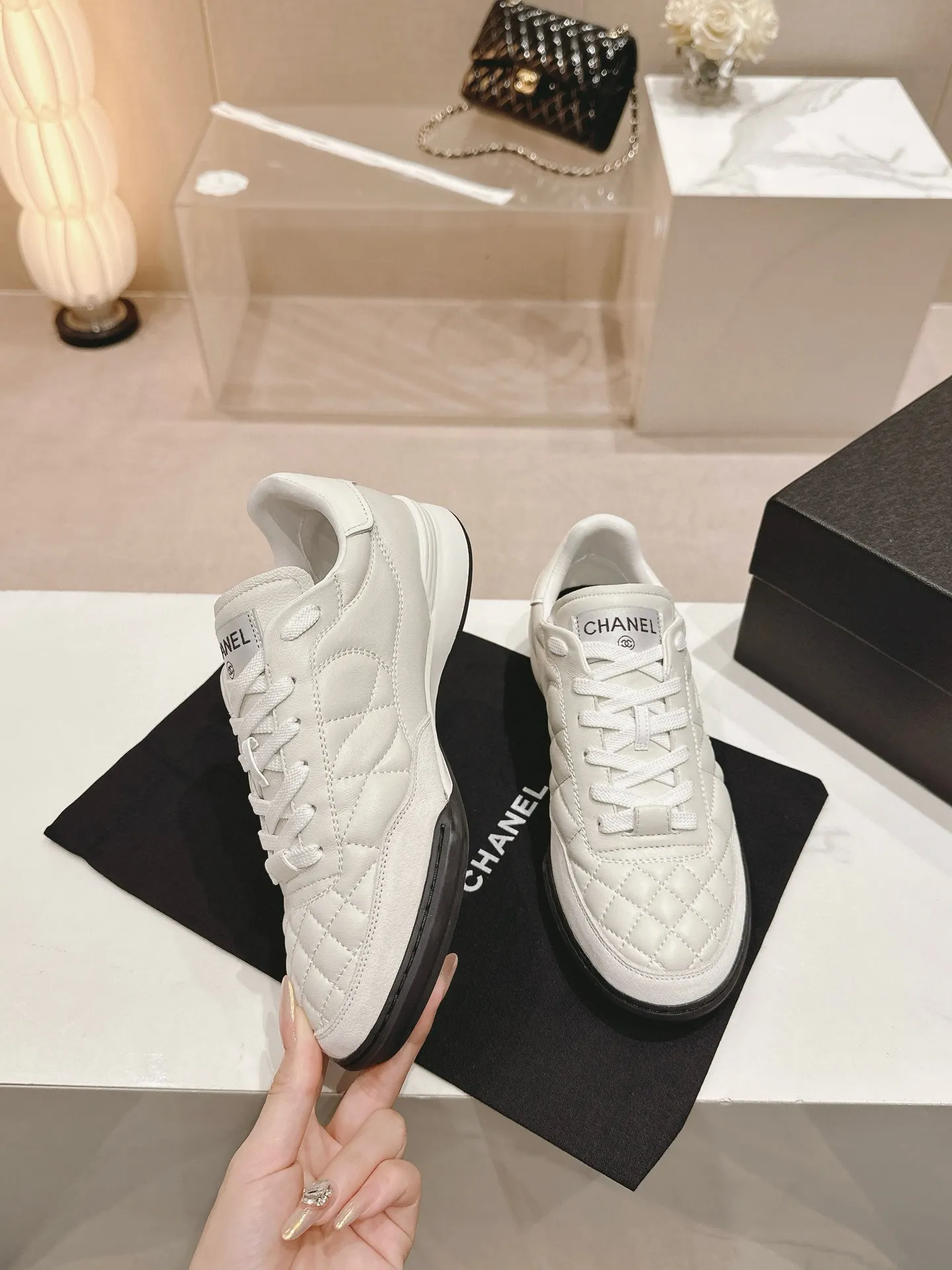 Chanel 白色羊皮休闲鞋 链条细节