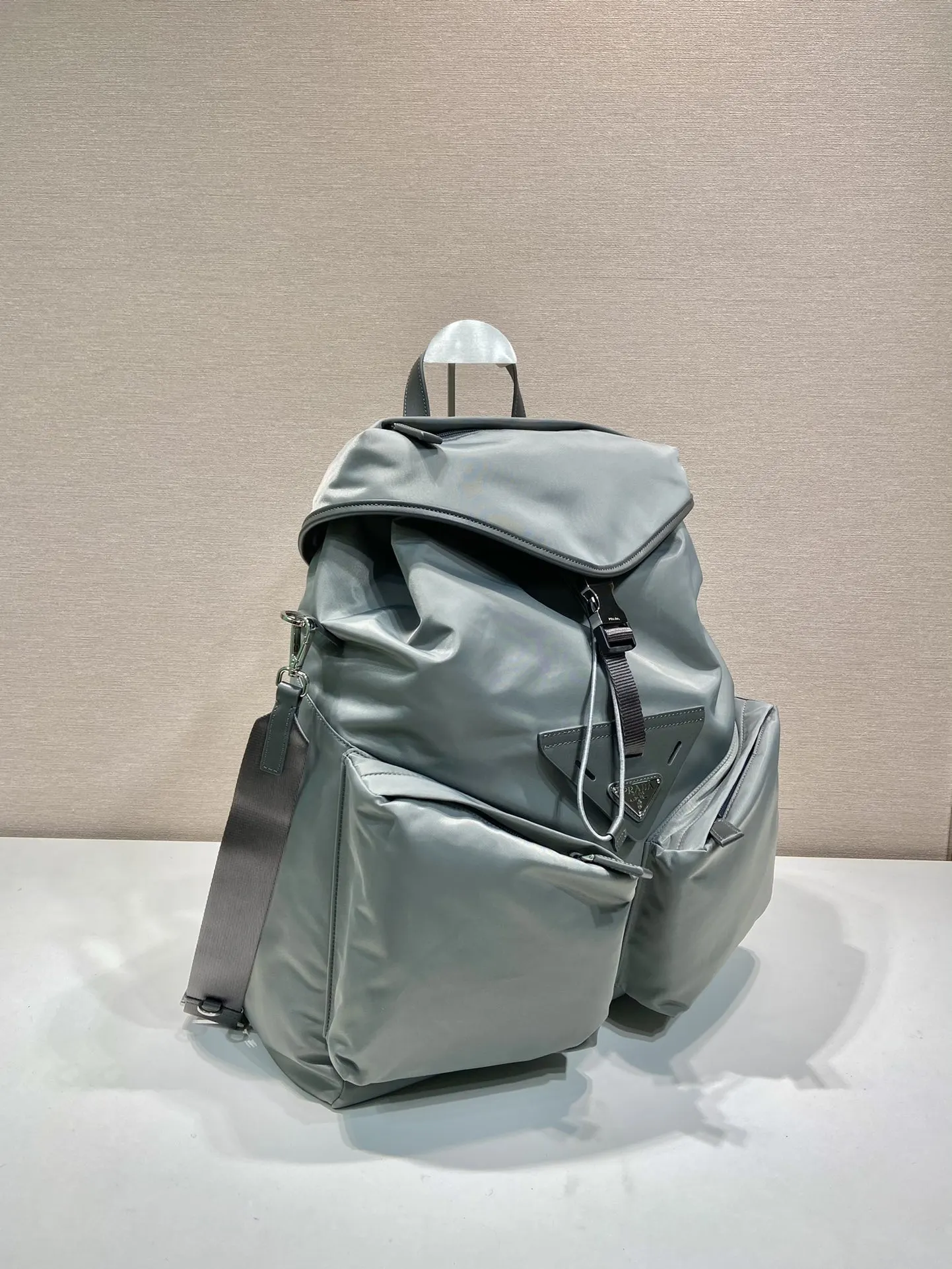 Prada 尼龙 牛皮 双肩背包 轻便实用