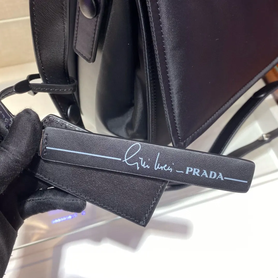 PRADA Re-Nylon尼龙 皮革 邮差包 通勤百搭款