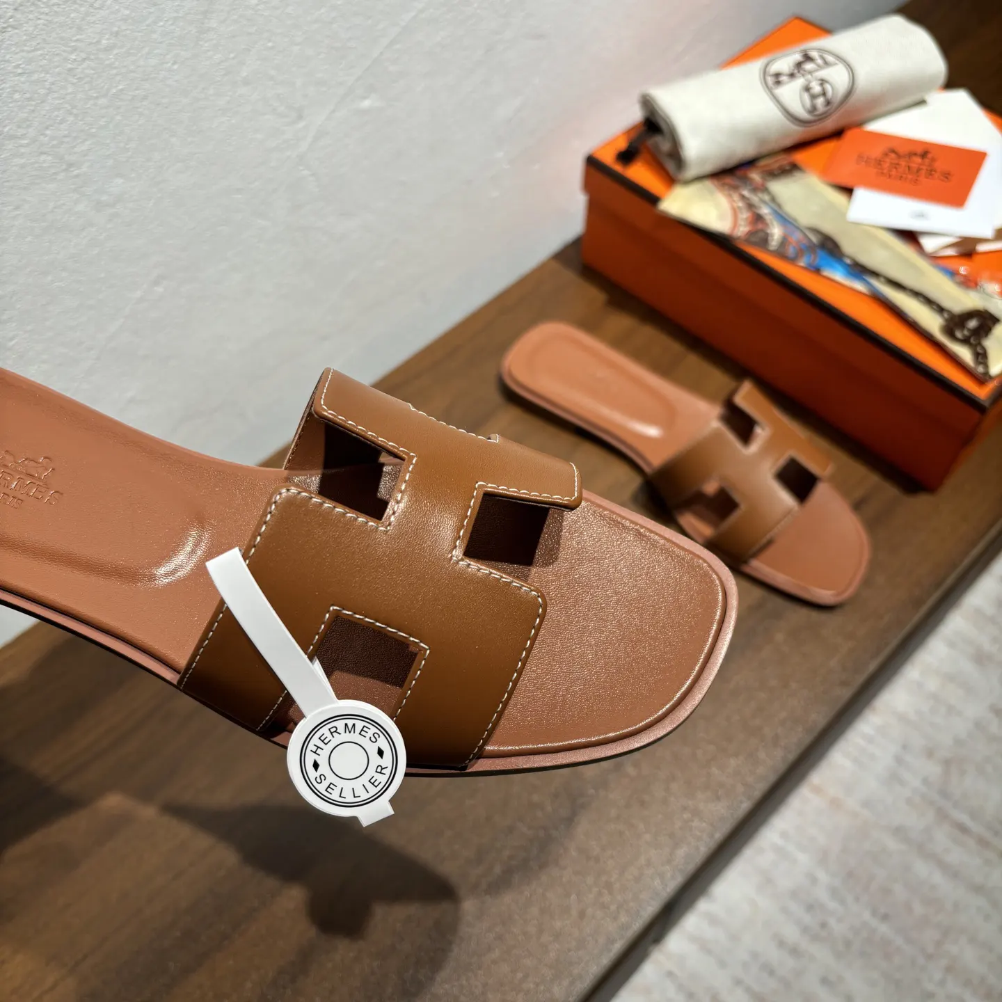 Hermès 琥珀色白线 小牛皮 拖鞋 舒适