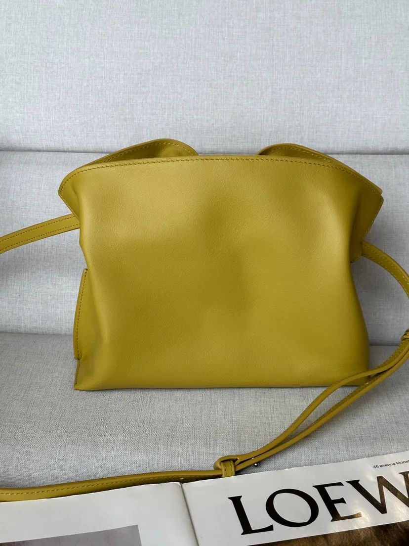 Loewe 金色 牛皮 可肩背 斜挎或手提 可拆卸可调整肩带 低调的磁扣开合 手拿包 精致手拿款