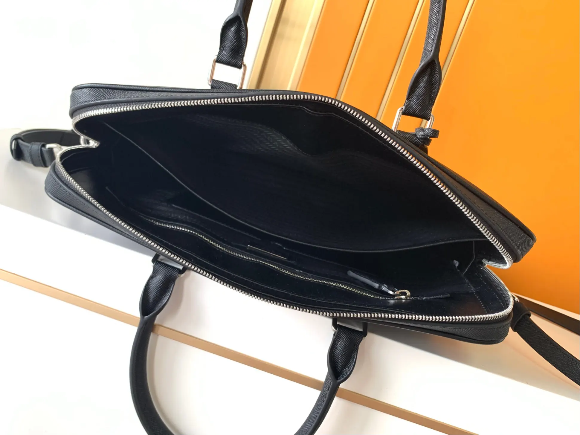 Prada 公文包 商務通勤款(數字9) Prada 公文包 商務通勤款(數字9)