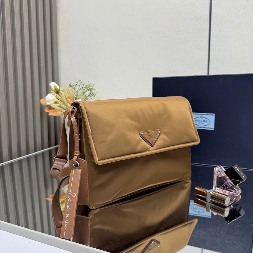 Prada Re-Nylon 尼龙 皮革 邮差包 斜挎包