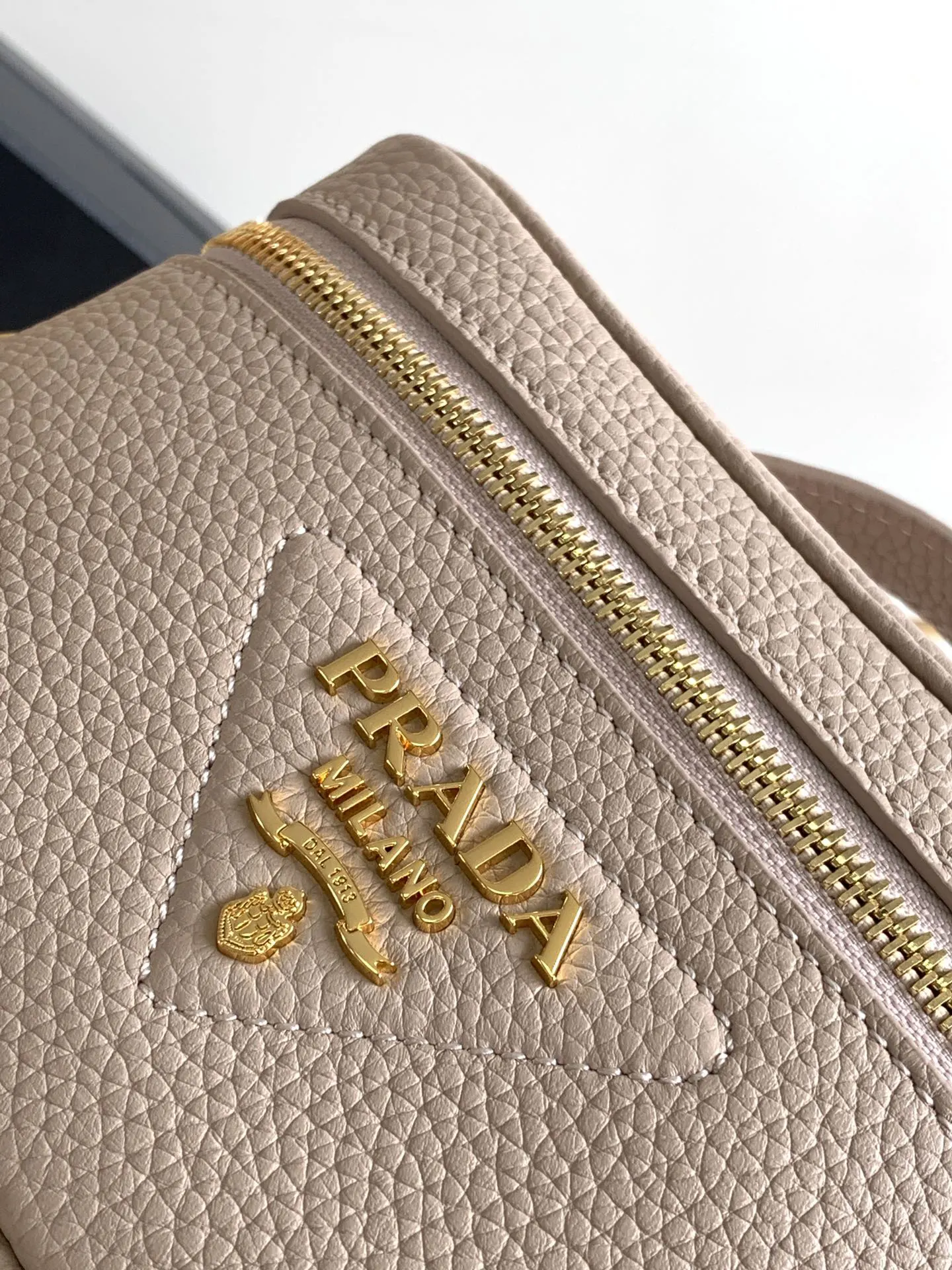 Prada 1BH202P610 鹿皮 羊皮 Logo 手提包