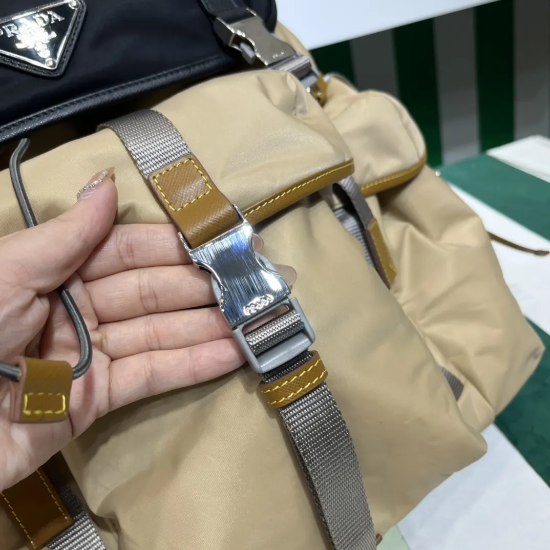 Prada 小牛皮 双肩包 实用双肩款
