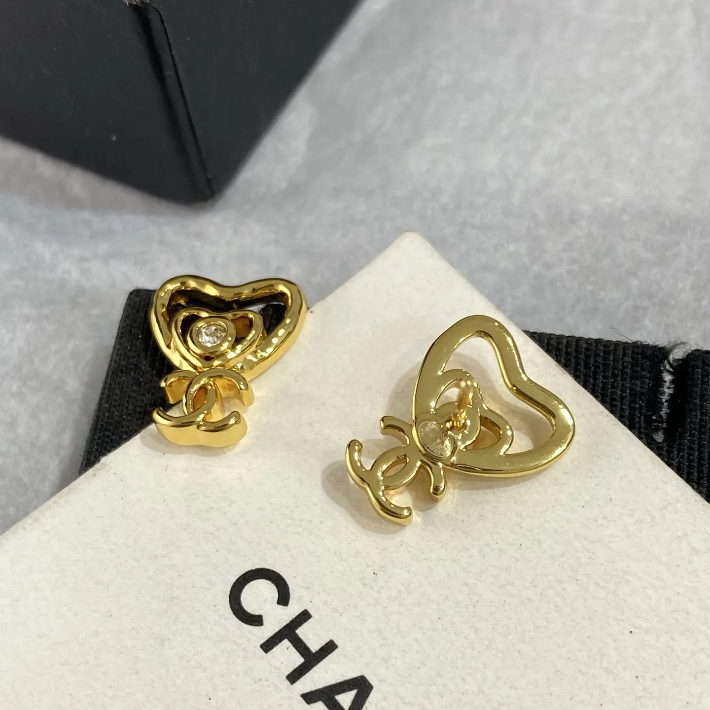 Chanel 双C 钻石 耳钉 小巧点缀 耳飾