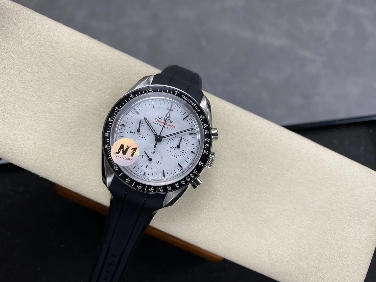 Omega 其造型灵感源自登上月球的第四代超霸腕表的不对称表壳 手錶 經典腕表款