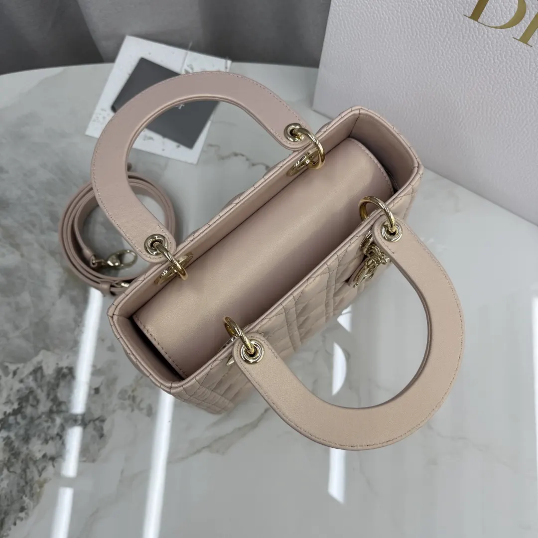 Dior Lady Dior 粉色羊皮卡夹 标签细节款