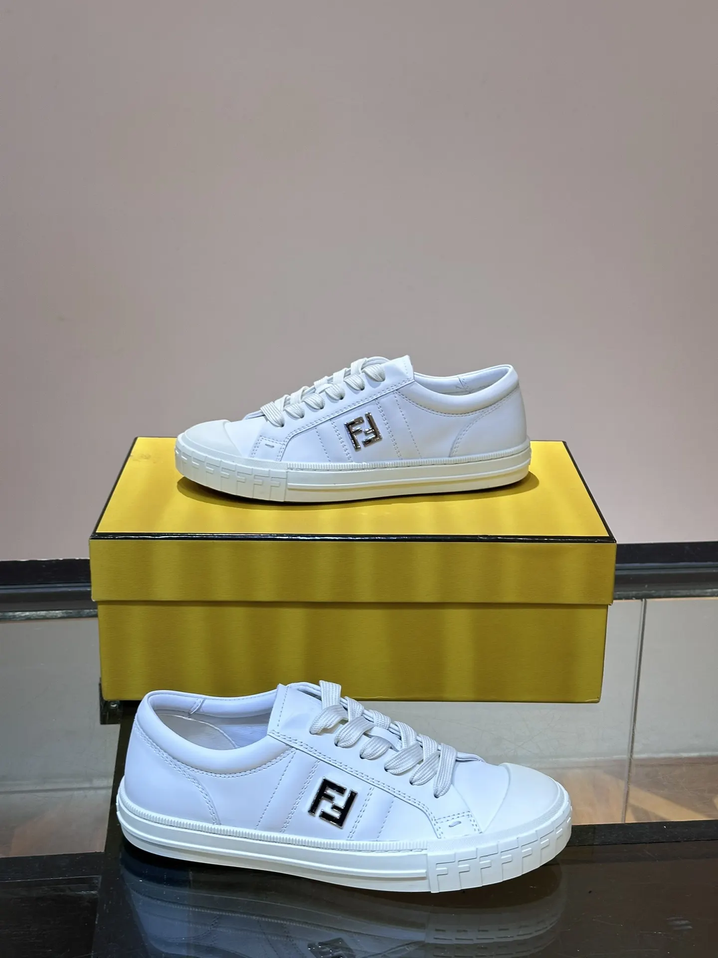 Fendi 運動鞋 休閒百搭款(數字4) Fendi 運動鞋 休閒百搭款(數字4)