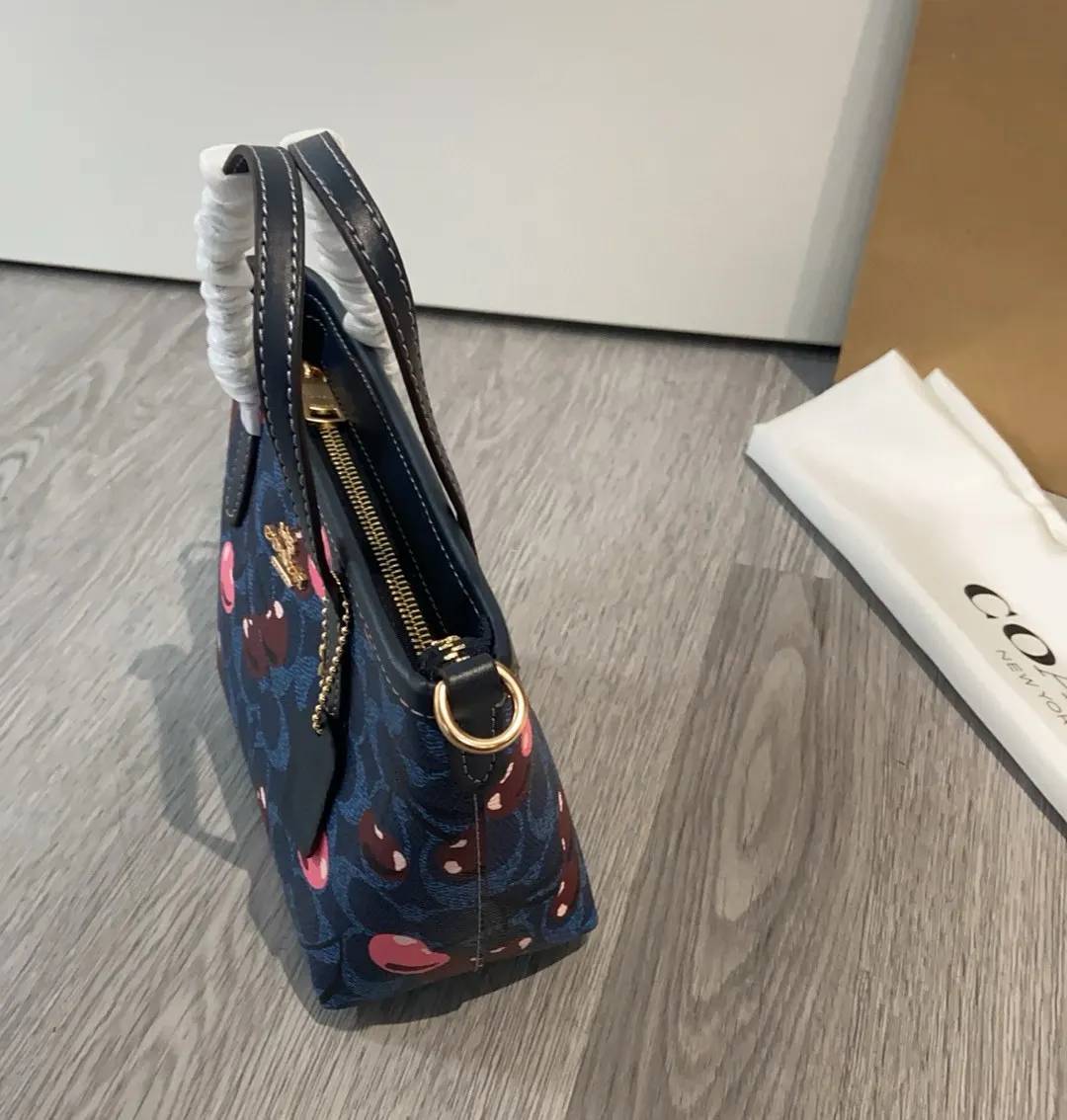 Coach 樱桃Mini City迷你小托特斜挎饺子包C 托特包 大容量托特款