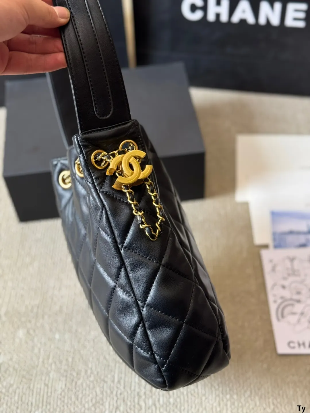 随便怎么背都好看 水桶嬉皮包 嬉皮真的很適合 水桶包 休閒水桶款