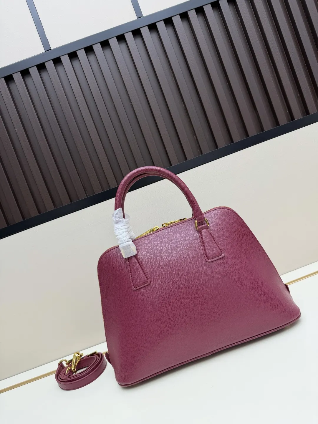 Prada Saffiano 十字纹牛皮 Logo 手提包