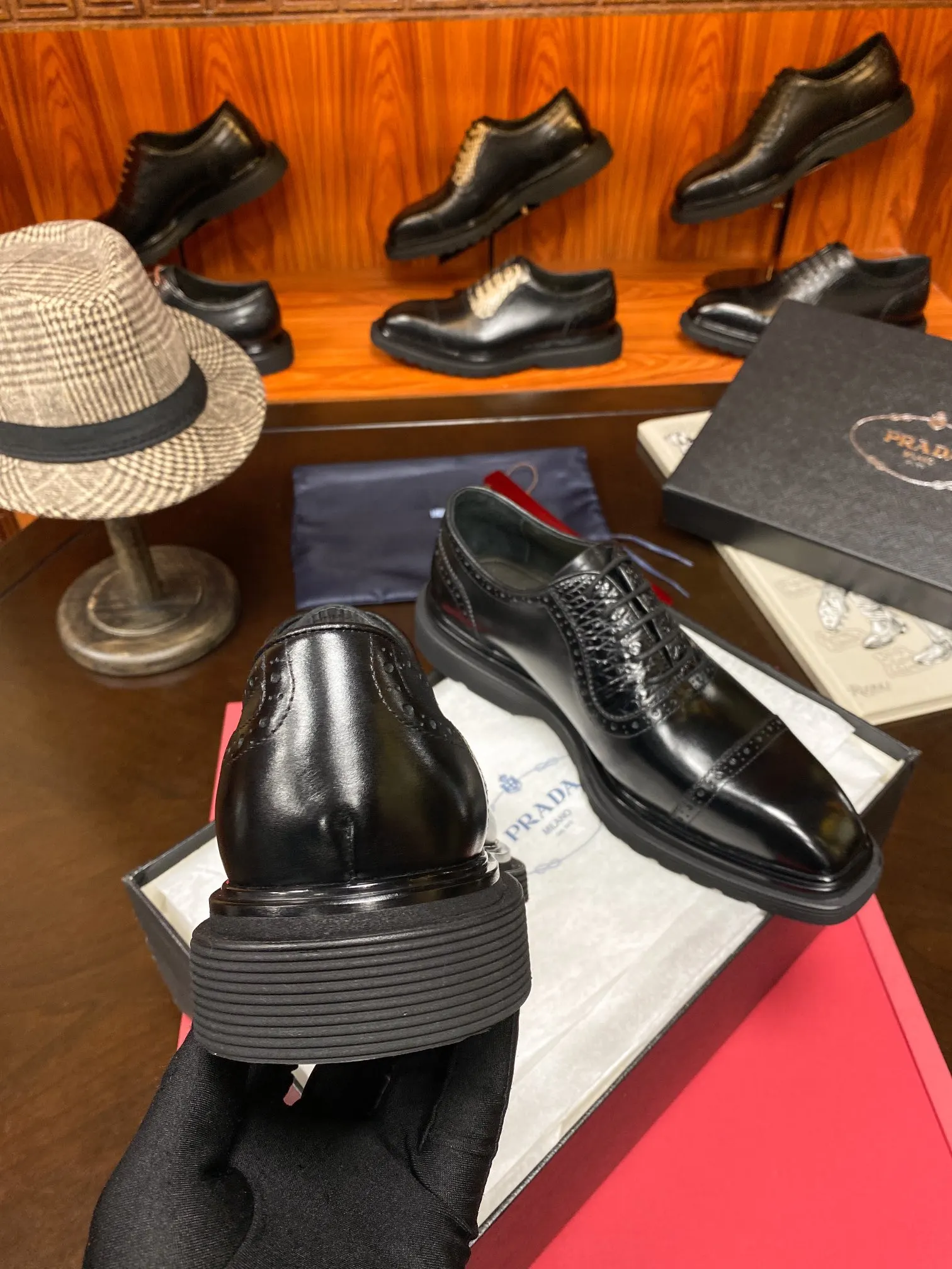 Prada 鳄鱼皮 牛皮 休闲鞋 舒适