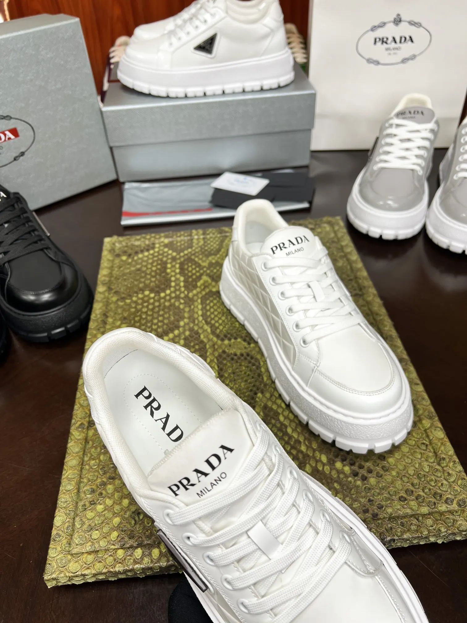 PRADA 牛皮 休闲鞋 舒适百搭款