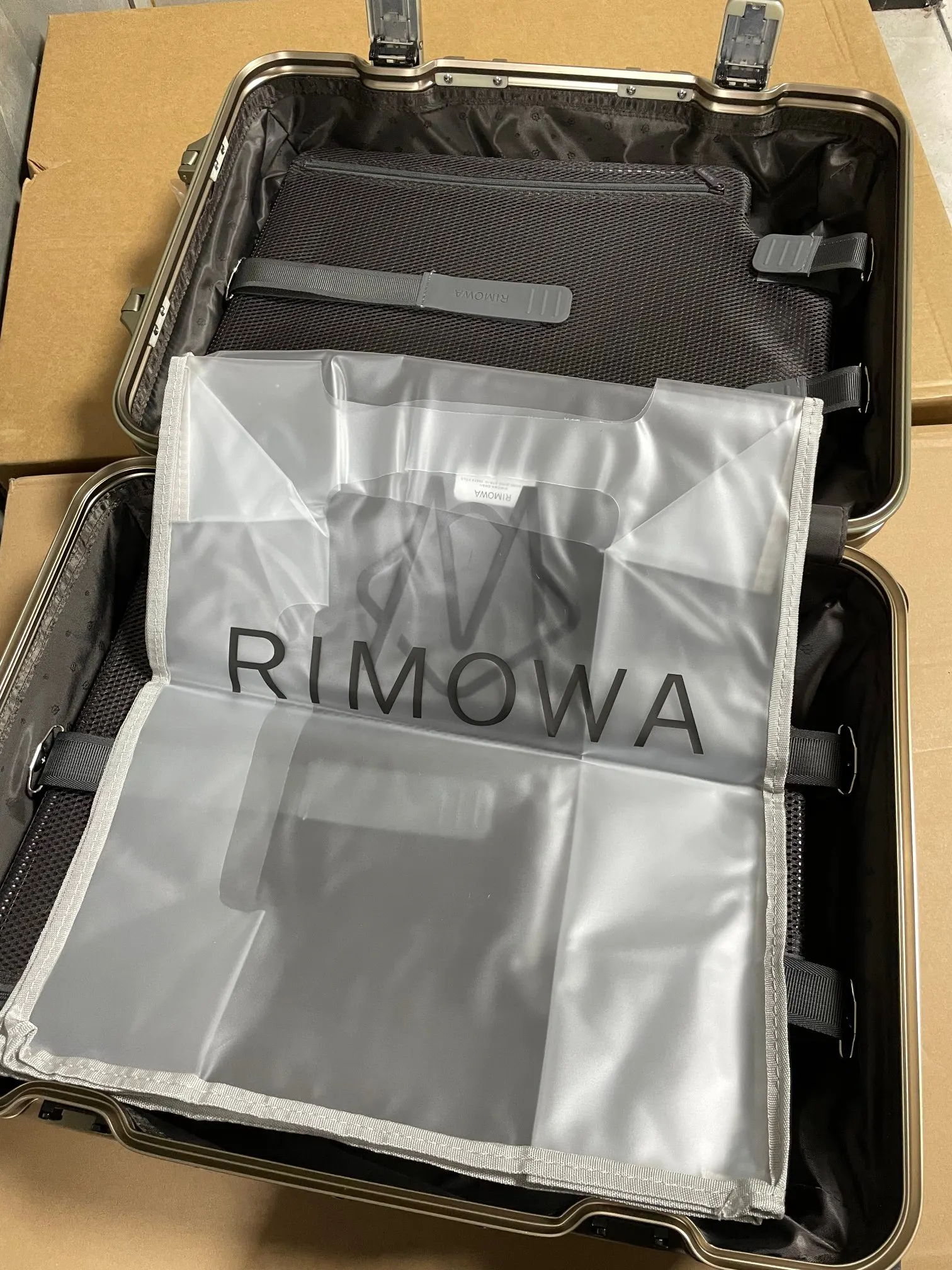 Rimowa Gold Suitcase Travel Lightweight Image 6 Rimowa Gold Suitcase Travel Lightweight Image 6