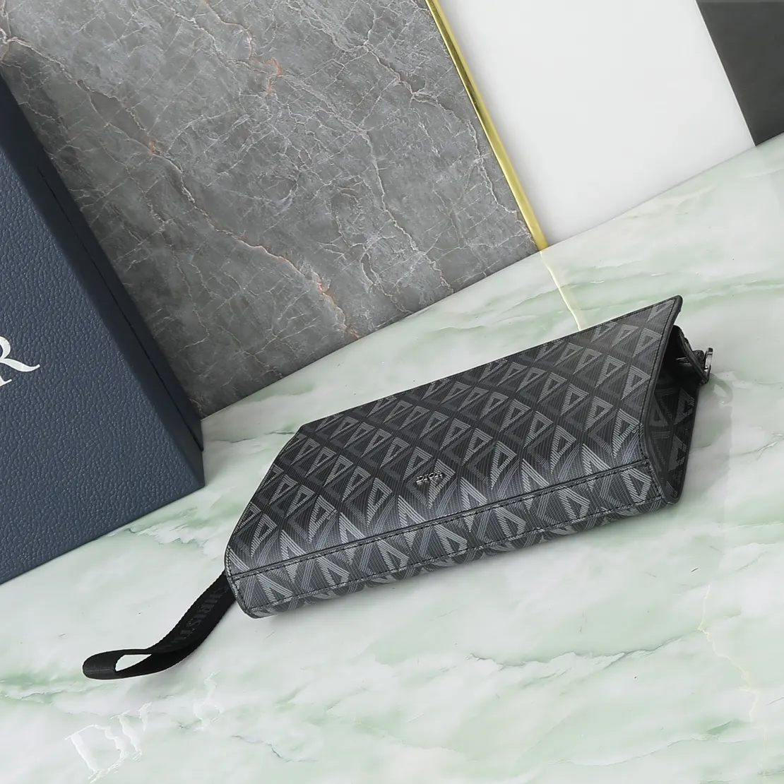 Dior 黑色 牛皮 宽敞的拉链隔层適合收納手机 还设有六个卡槽 手拿包 精致手拿款