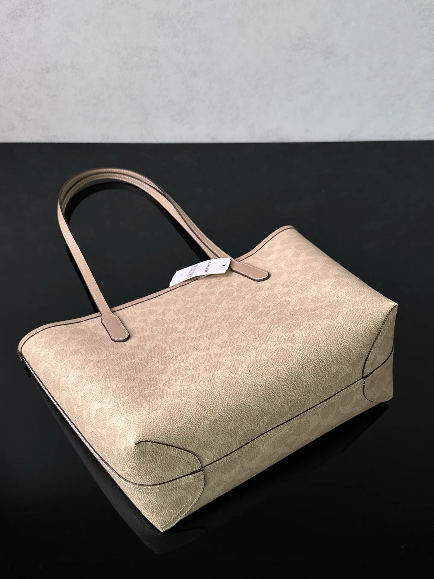 Coach 老花 卡其 經典老花涂层PVC材质 耐磨抗造 日常摩擦 轻微淋溅 托特包 大容量托特款