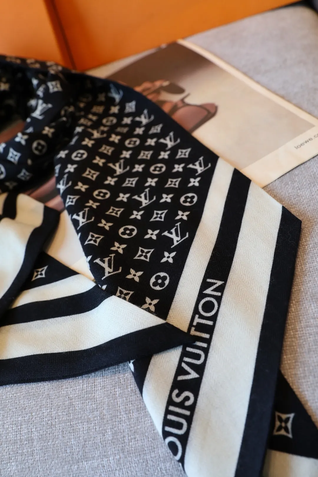 LV 老花 羊绒 Monogram 丝巾 优雅搭配款