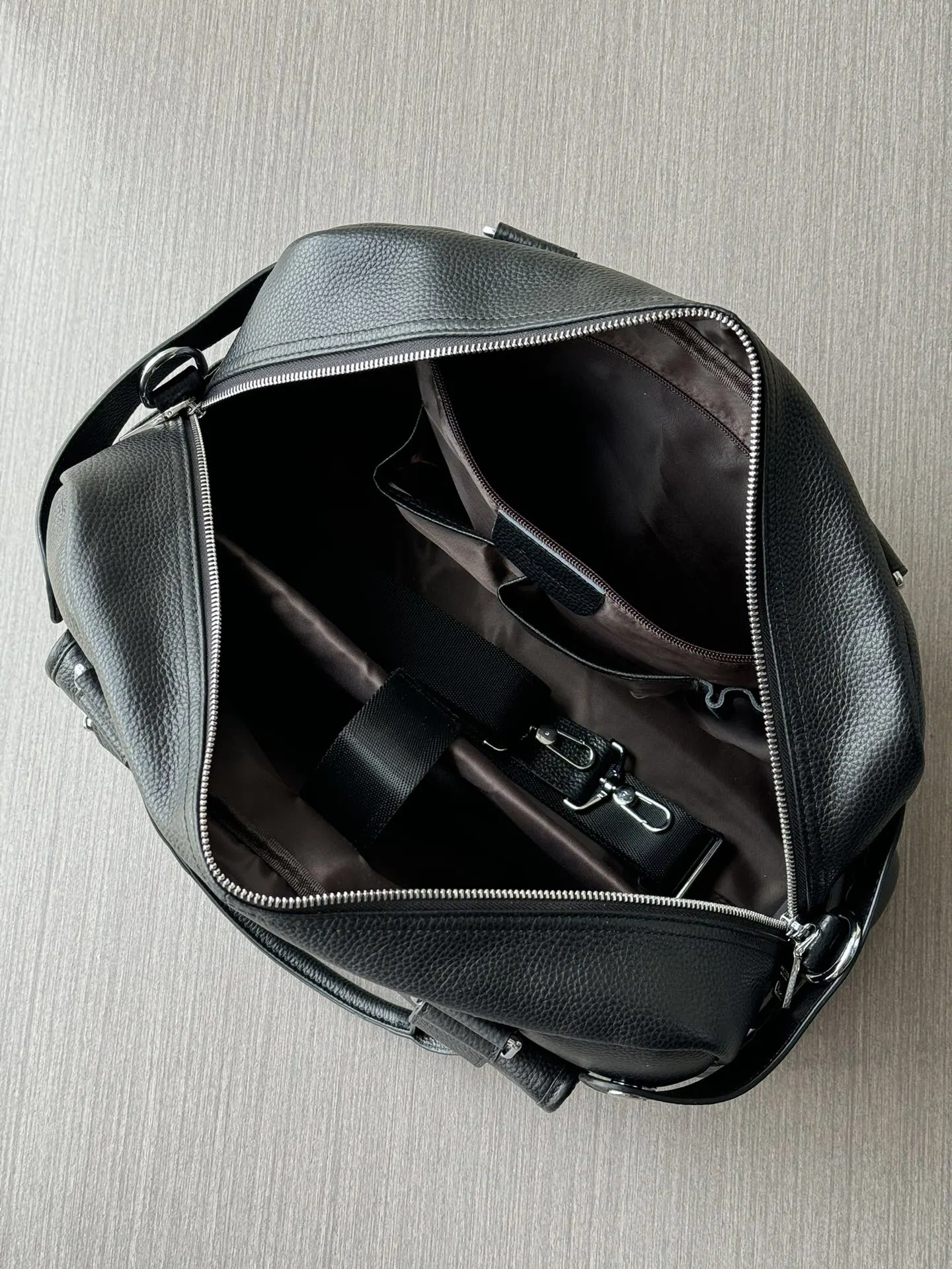 PRADA 黑色 牛皮 Logo 旅行包 轻便实用款