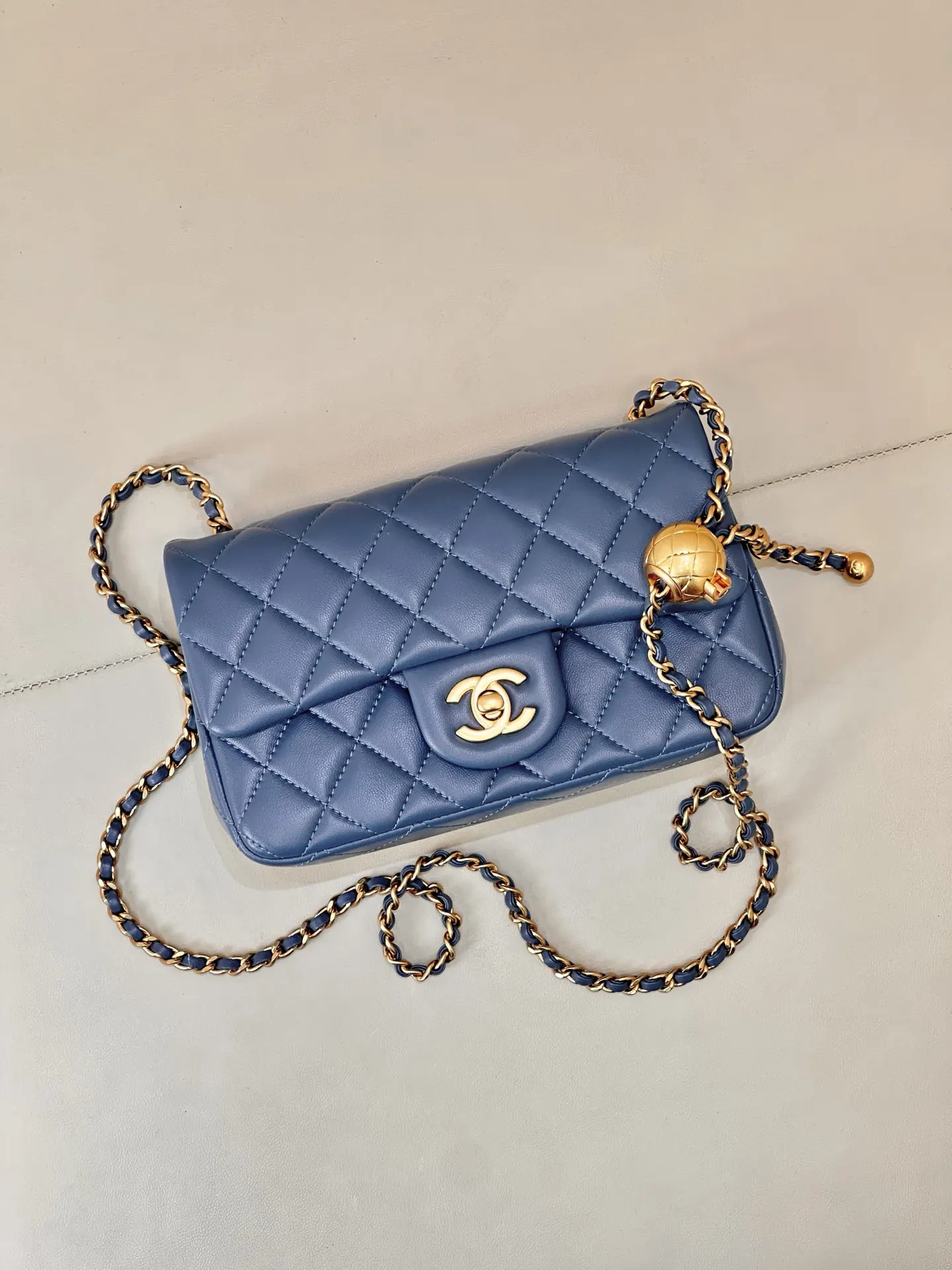 Chanel Cowhide Chain Bag Shoulder and Crossbody Wear Image 4 Chanel Cowhide Chain Bag Shoulder and Crossbody Wear Image 4