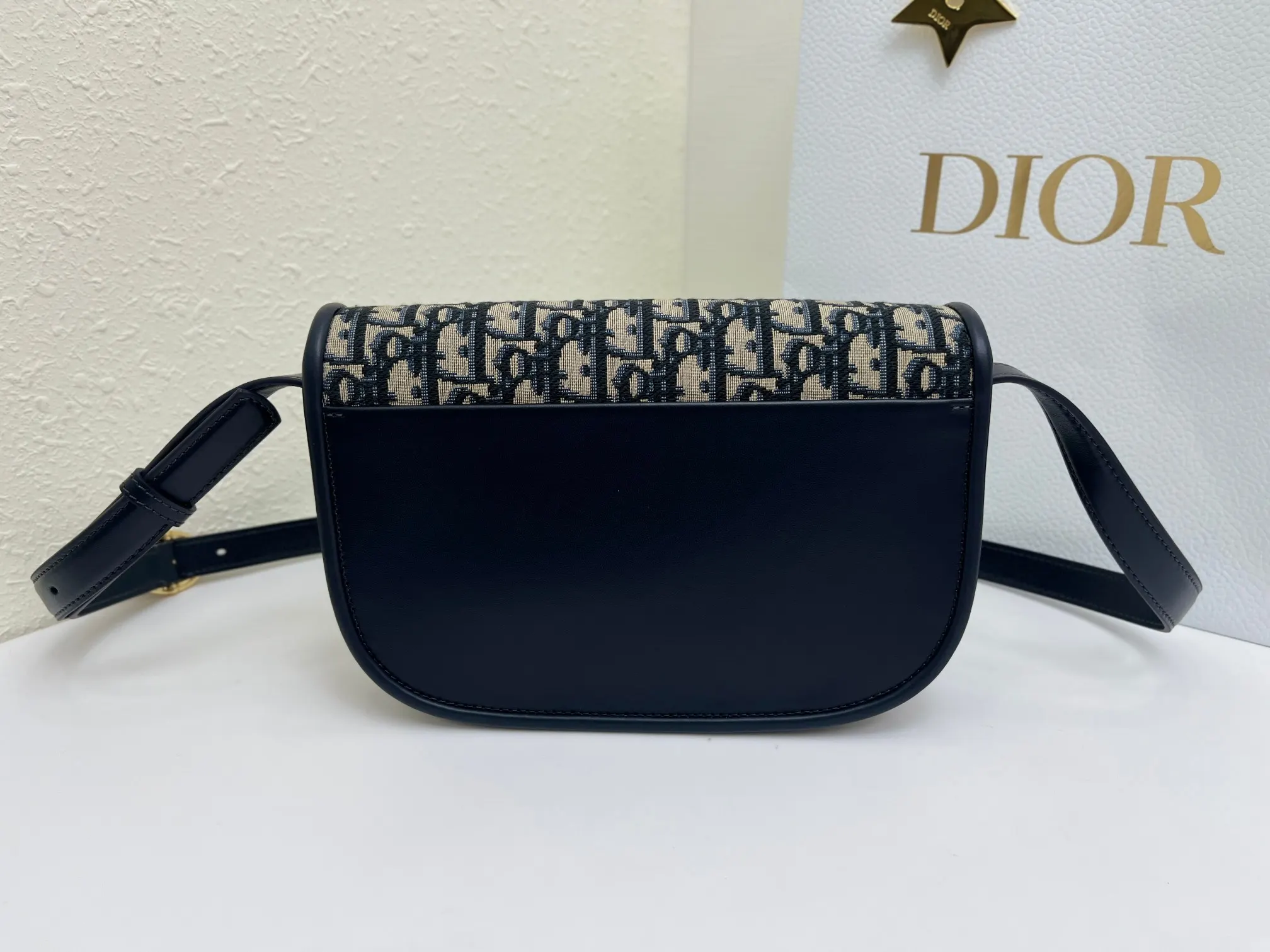 Dior 皮革 藍布 Medaillon 翻盖包是• 一款百搭的日常 斜背包 輕便斜挎款
