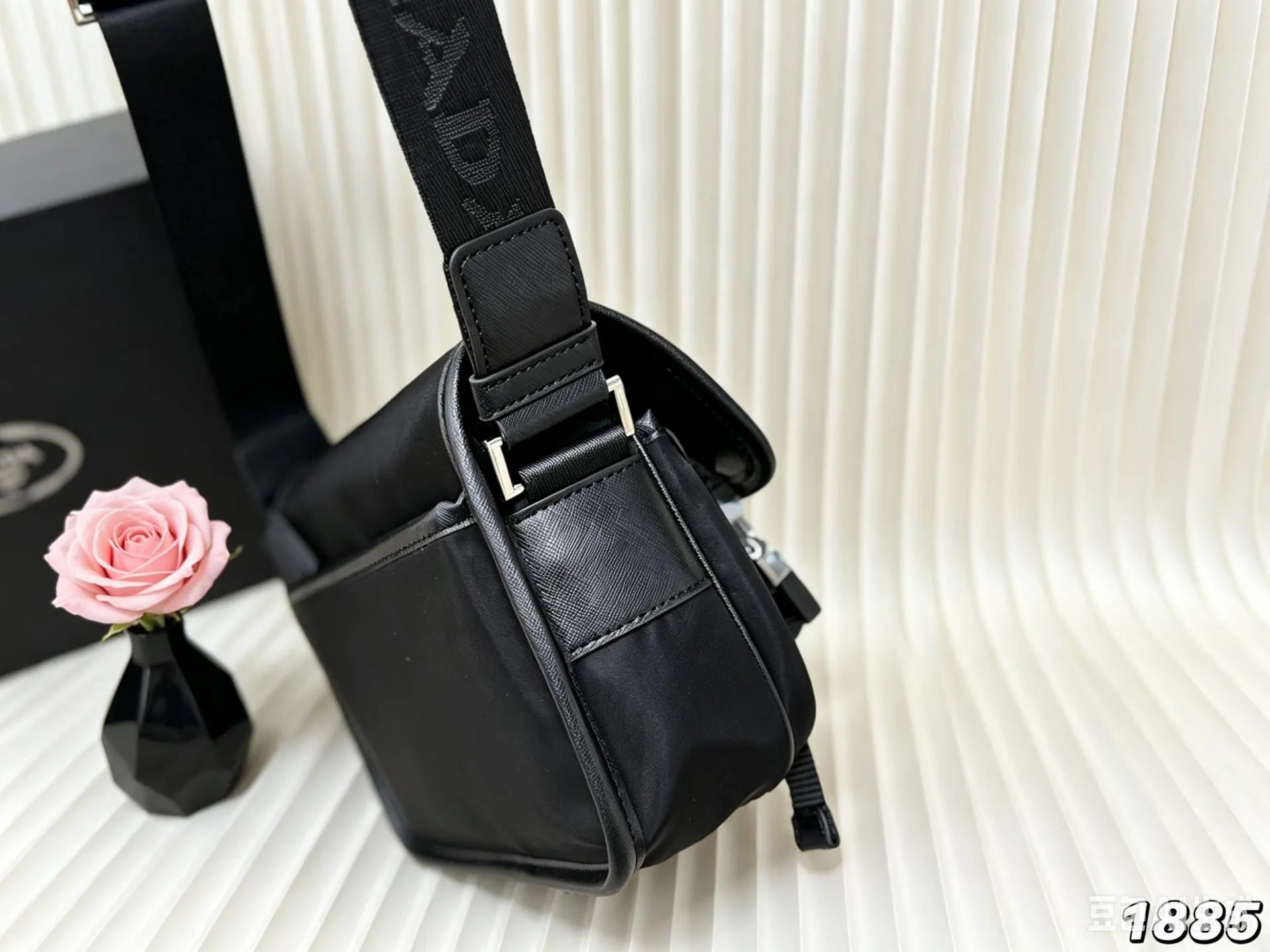 PRADA 邮差包 通勤百搭款
