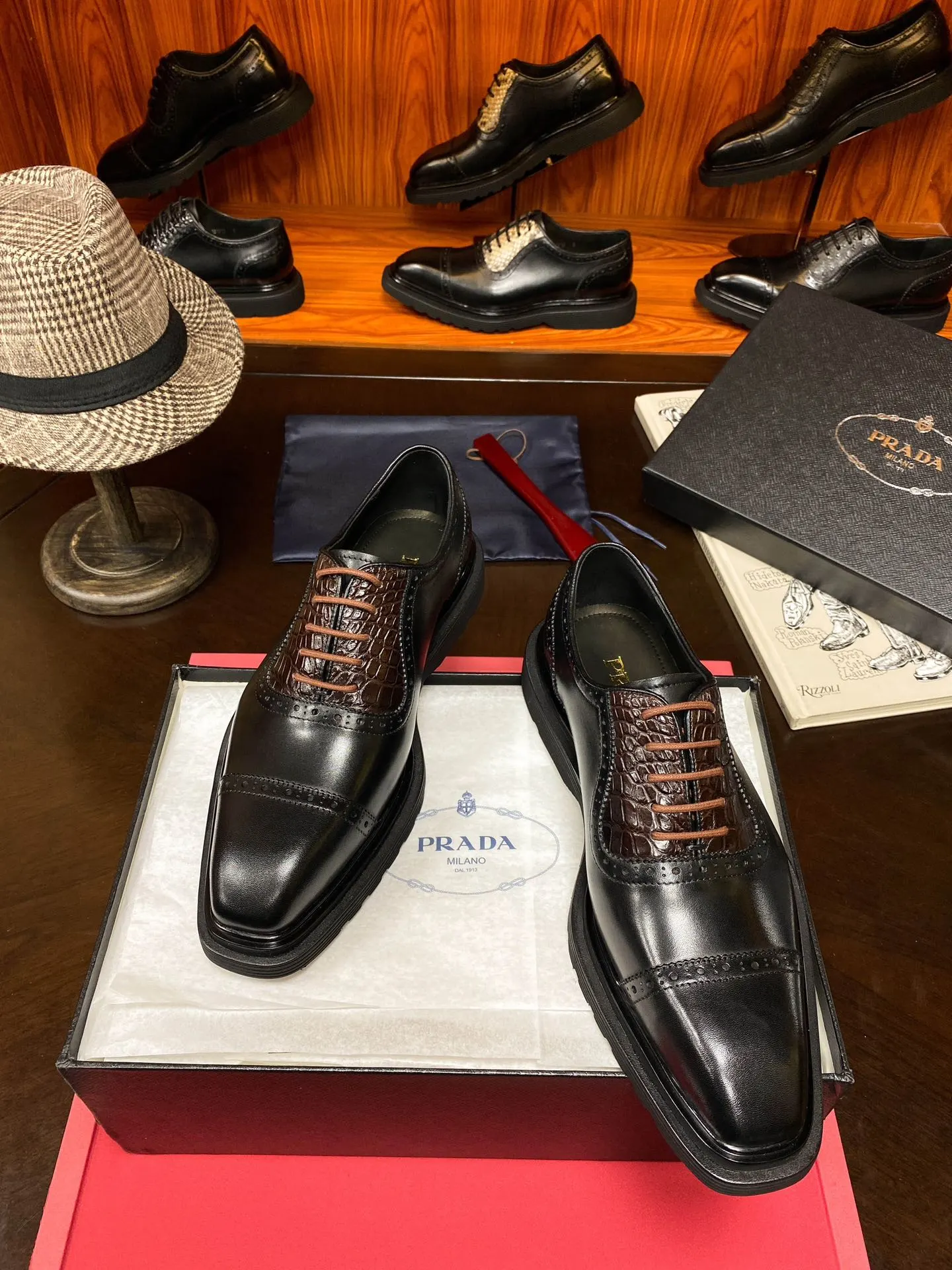 PRADA 鳄鱼皮 牛皮 休闲鞋 舒適百搭款