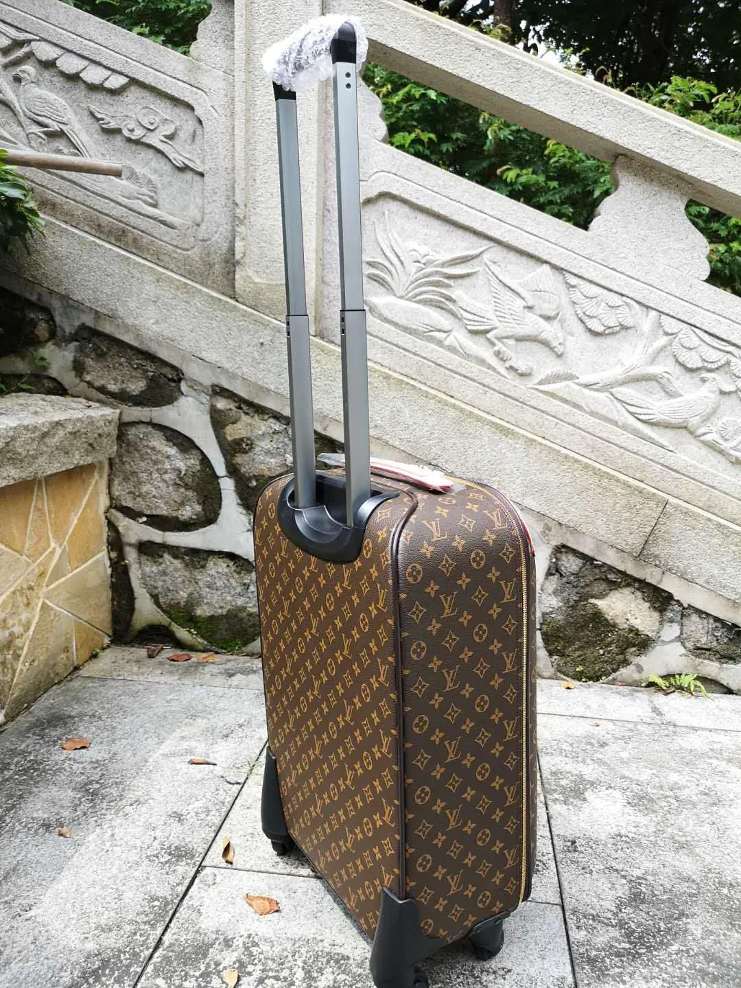LV 数量不多 赶紧抢购 勾引 产品抢先上市 实 行李箱 旅行拉杆款 轻便出行款