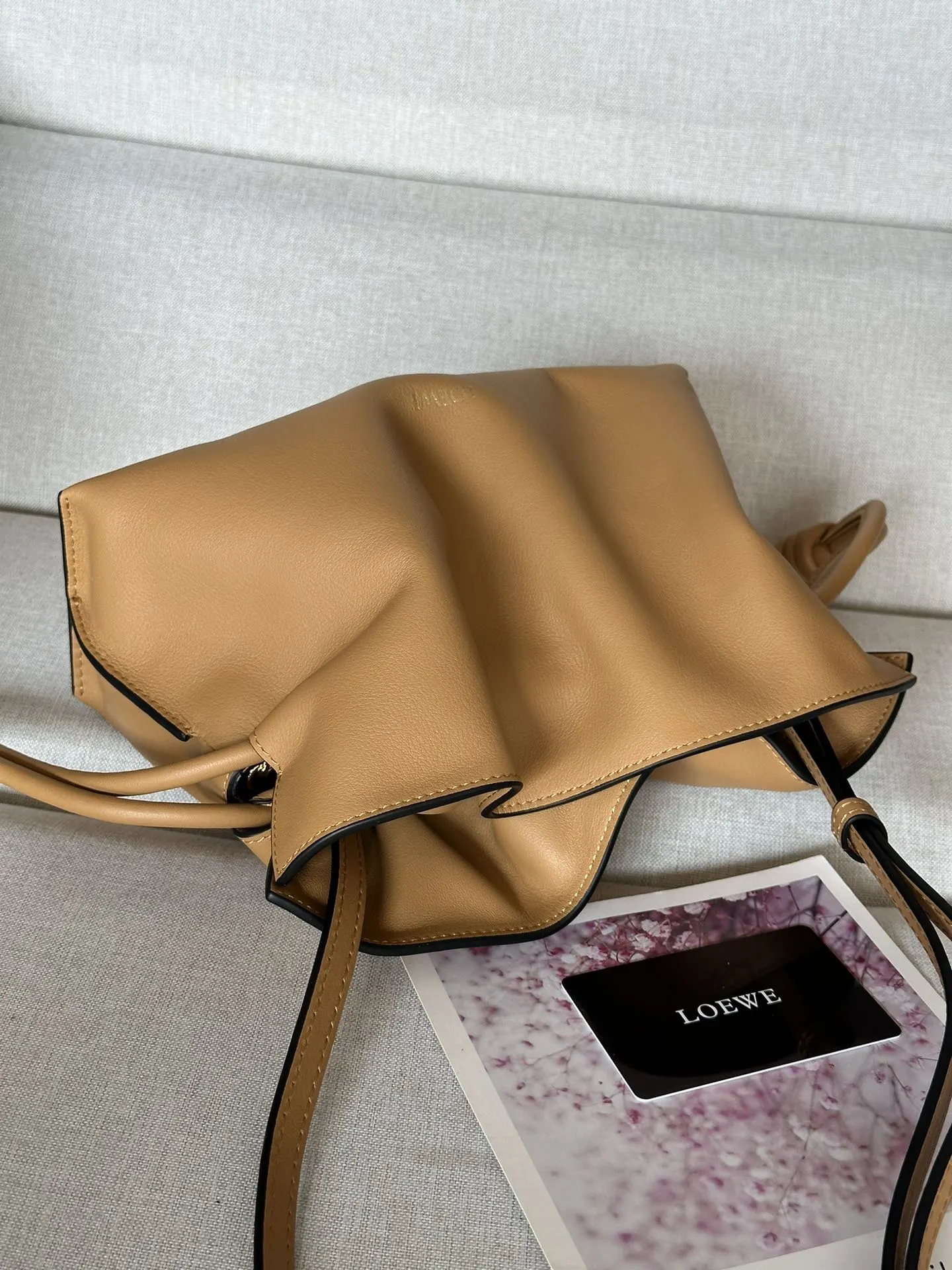 Loewe 金色 牛皮 手拿包 精致手拿款